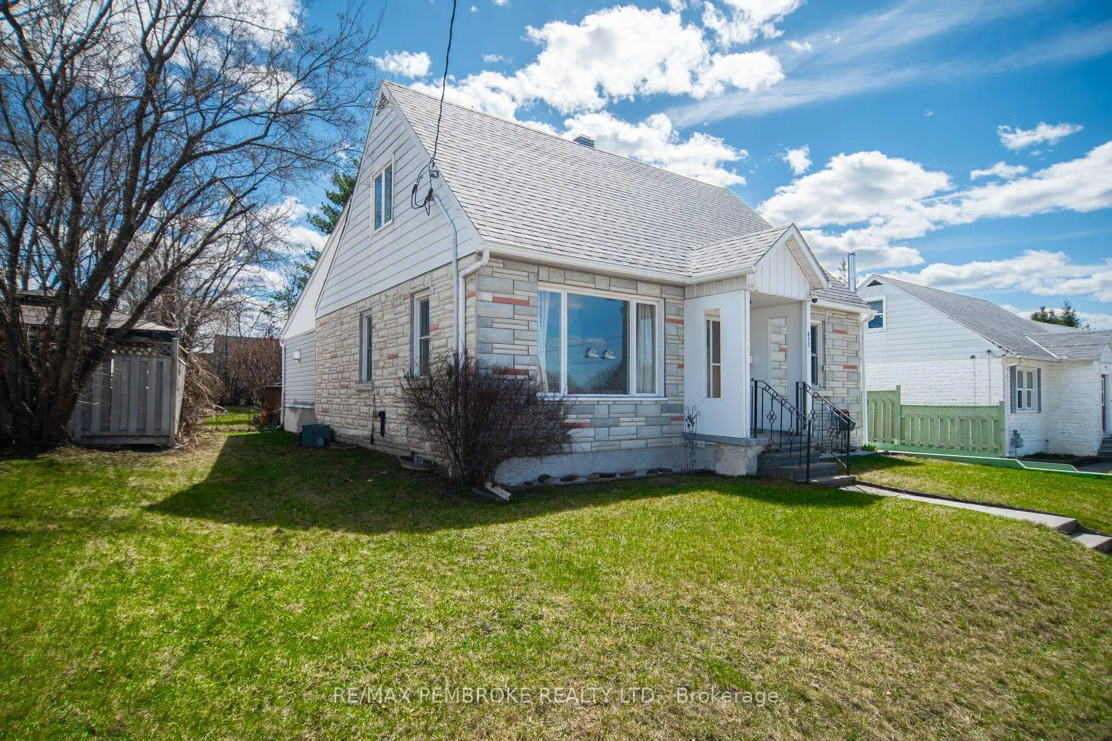 Photo 2 of 412 Alfred Street, Pembroke — HOMEH