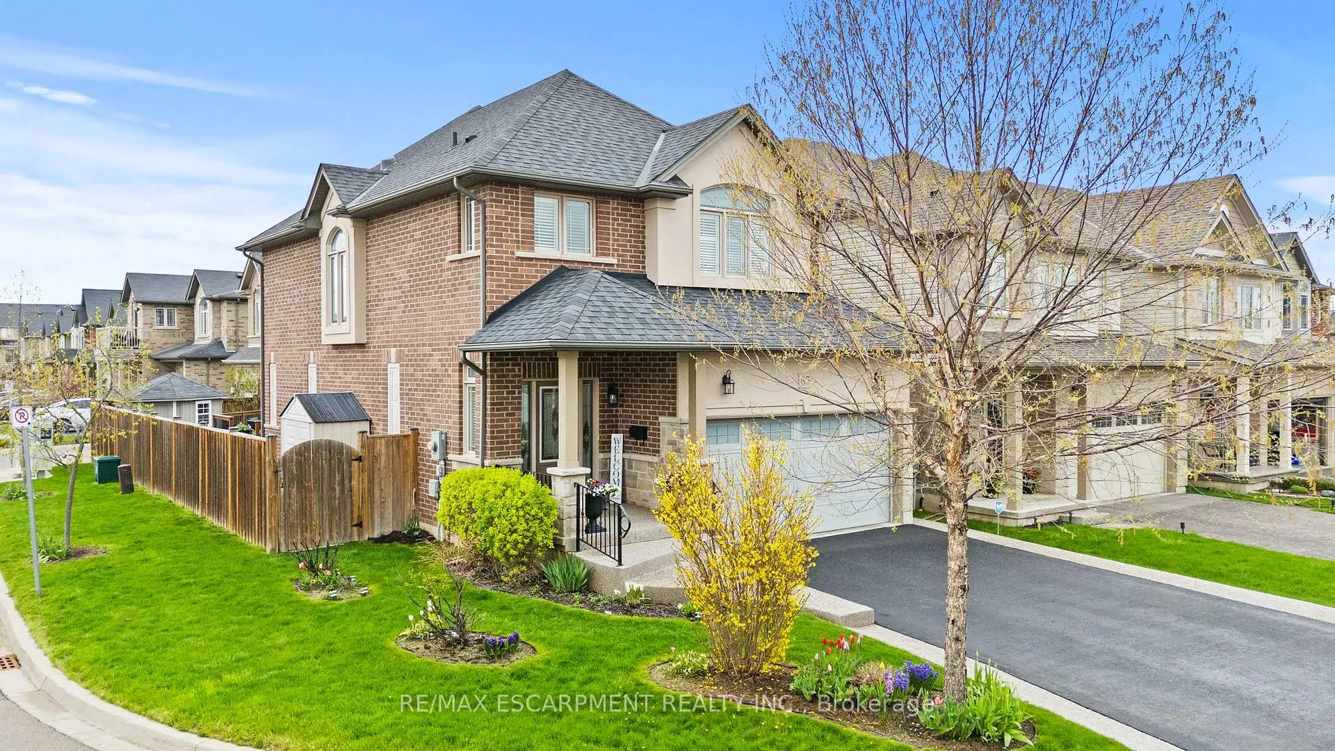 Photo 3 of 65 Winslow Way, Hamilton, Stoney Creek Mountain — HOMEH