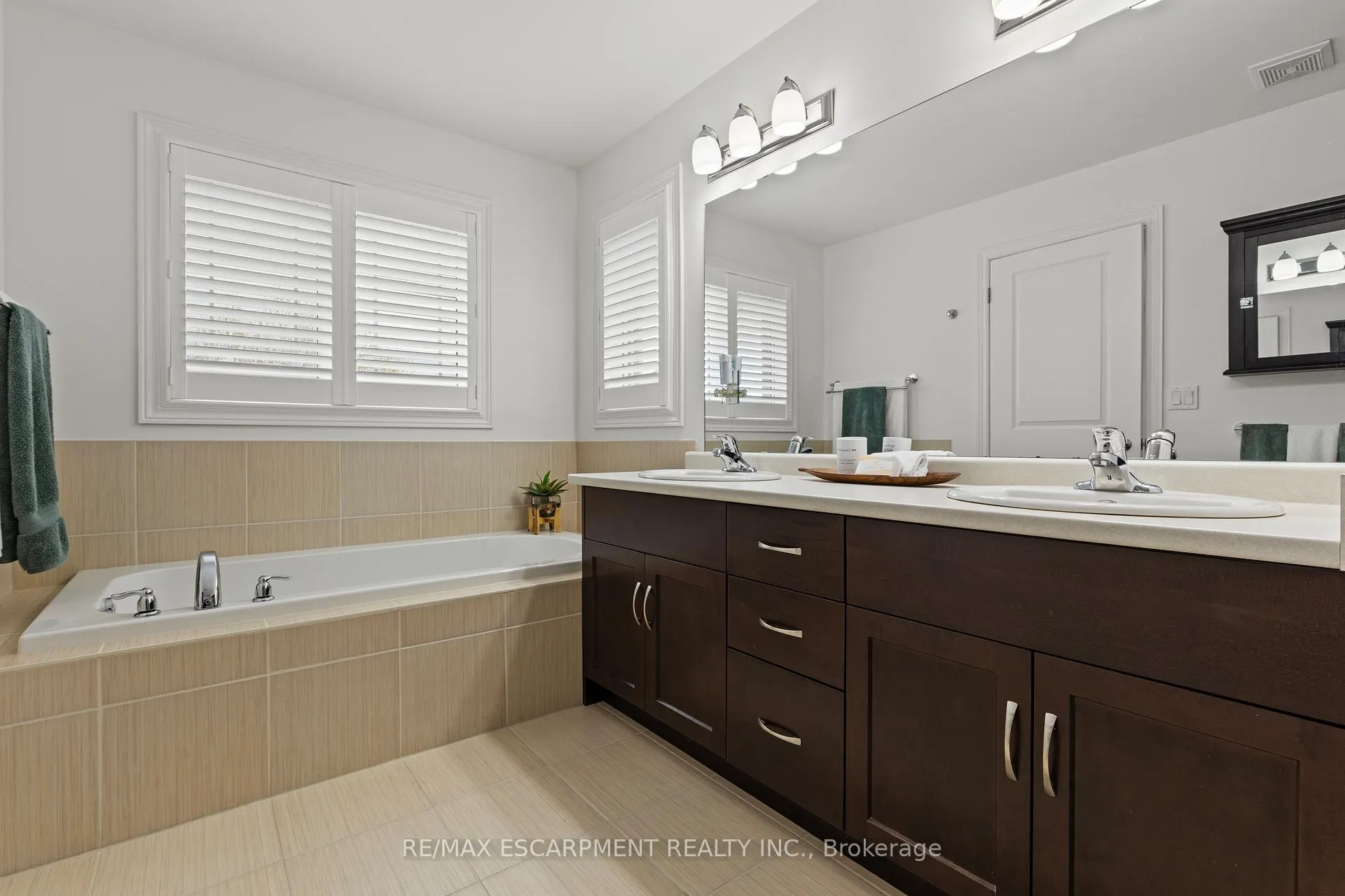 Photo 19 of 65 Winslow Way, Hamilton, Stoney Creek Mountain — HOMEH