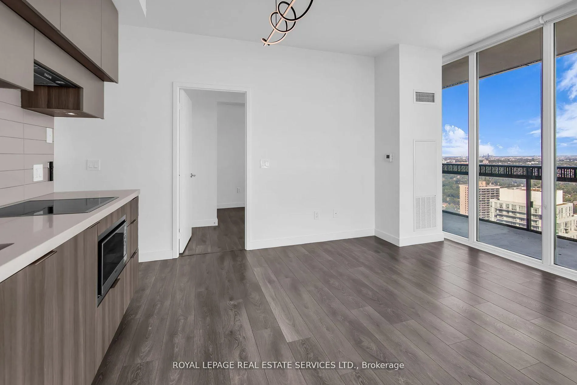 Photo 3 of Unit 4008, 8 Eglinton Avenue E, Toronto, Mount Pleasant West — HOMEH
