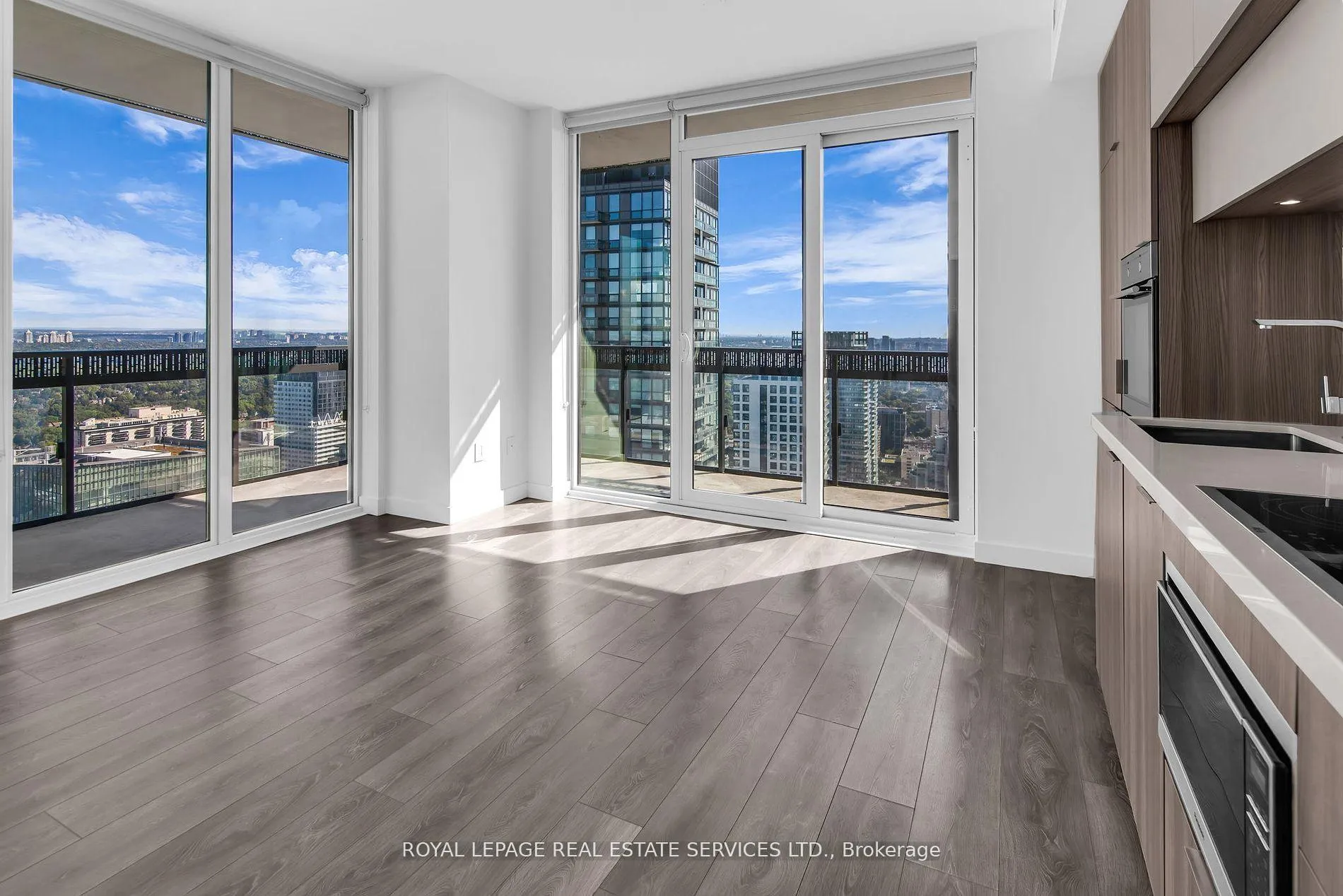 Photo 4 of Unit 4008, 8 Eglinton Avenue E, Toronto, Mount Pleasant West — HOMEH