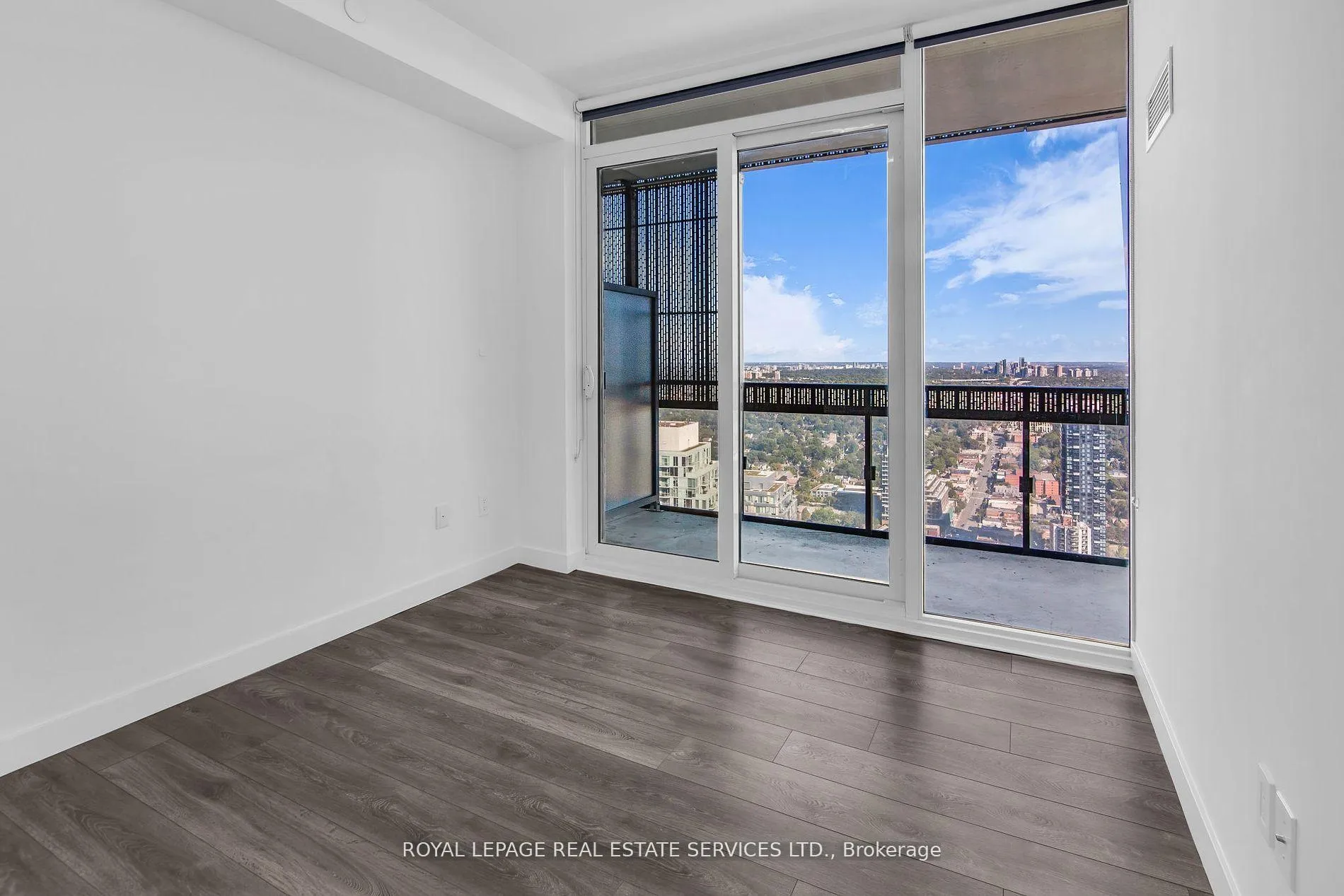 Photo 5 of Unit 4008, 8 Eglinton Avenue E, Toronto, Mount Pleasant West — HOMEH