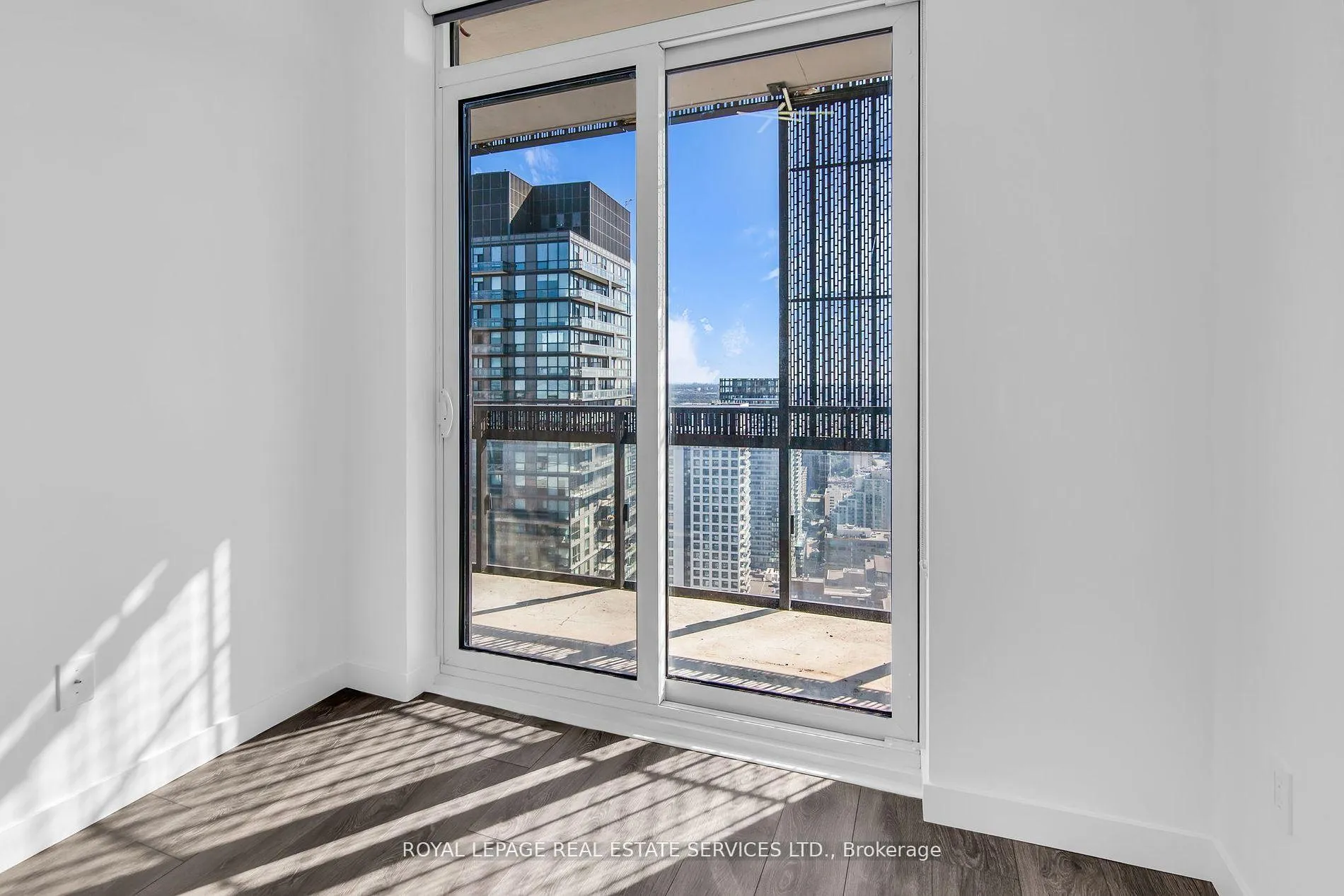 Photo 13 of Unit 4008, 8 Eglinton Avenue E, Toronto, Mount Pleasant West — HOMEH
