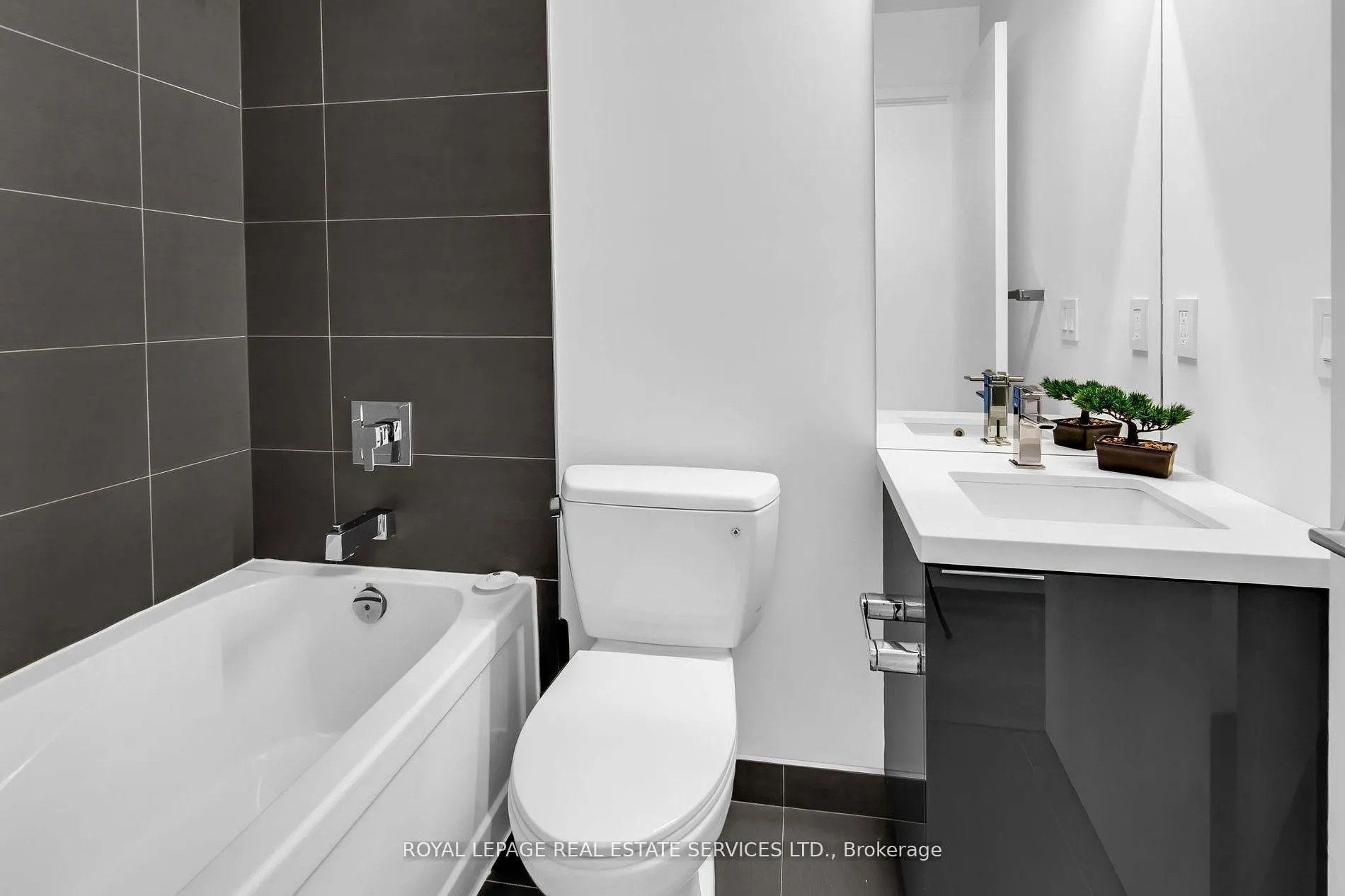 Photo 14 of Unit 4008, 8 Eglinton Avenue E, Toronto, Mount Pleasant West — HOMEH