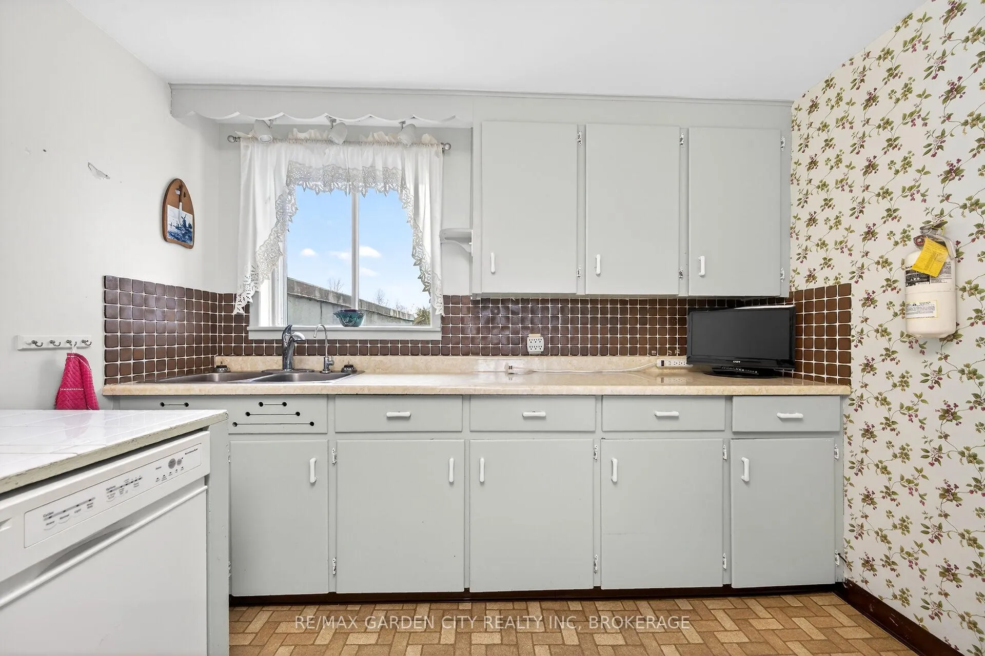 Photo 14 of 732 Cedar Bay Road, Port Colborne, Sherkston — HOMEH
