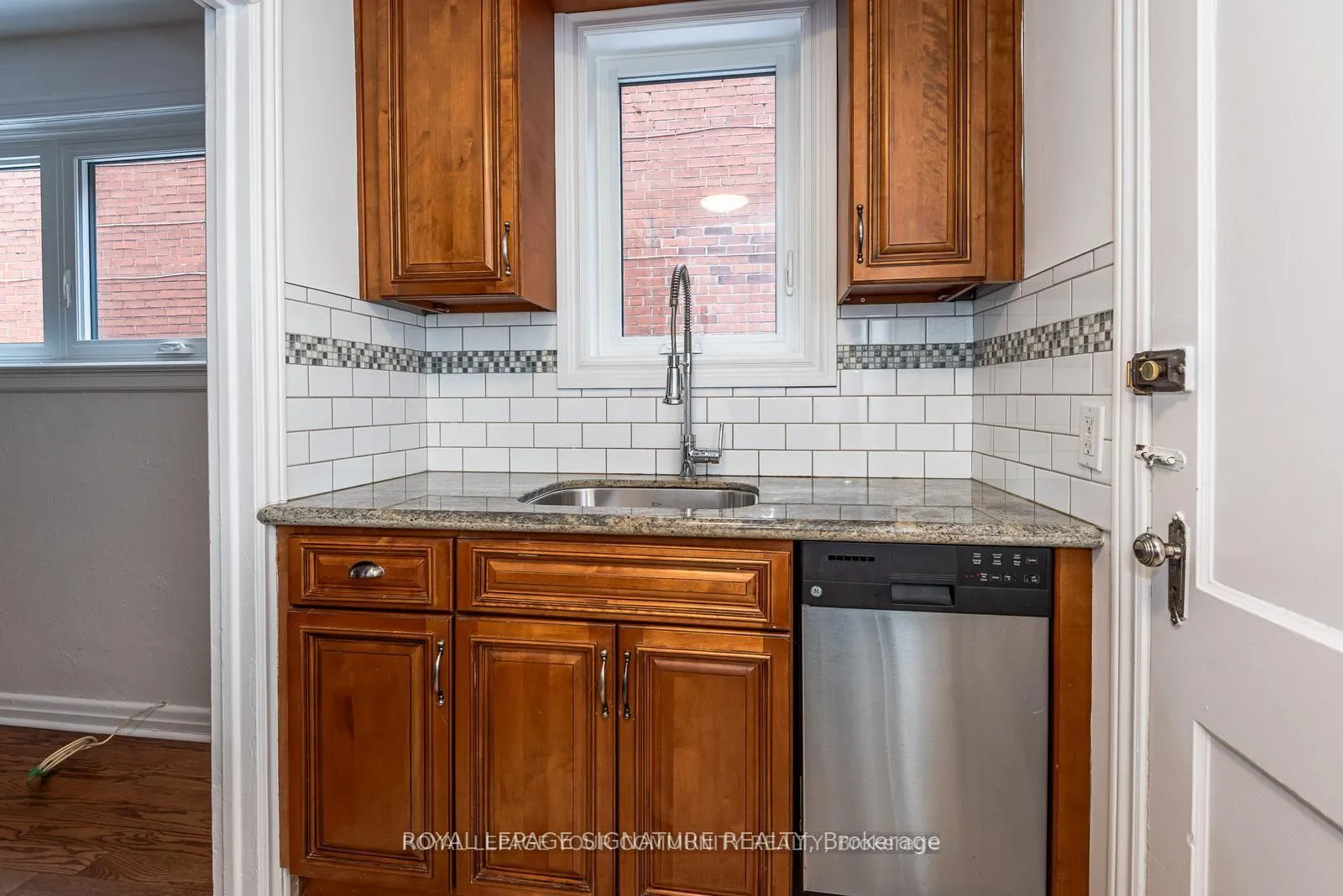 Photo 18 of Unit Main, 20 Strathgowan Avenue, Toronto, Lawrence Park South — HOMEH