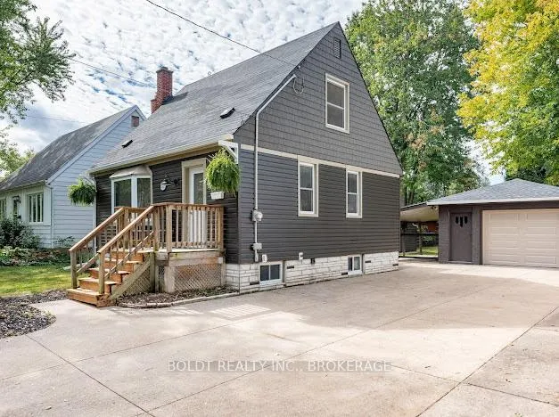 Photo 2 of 3047 Saint Patrick Avenue, Niagara Falls, Stamford — HOMEH