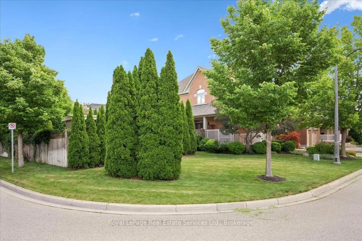 Photo 3 of 2310 Briargrove Circle, Oakville, Westmount — HOMEH