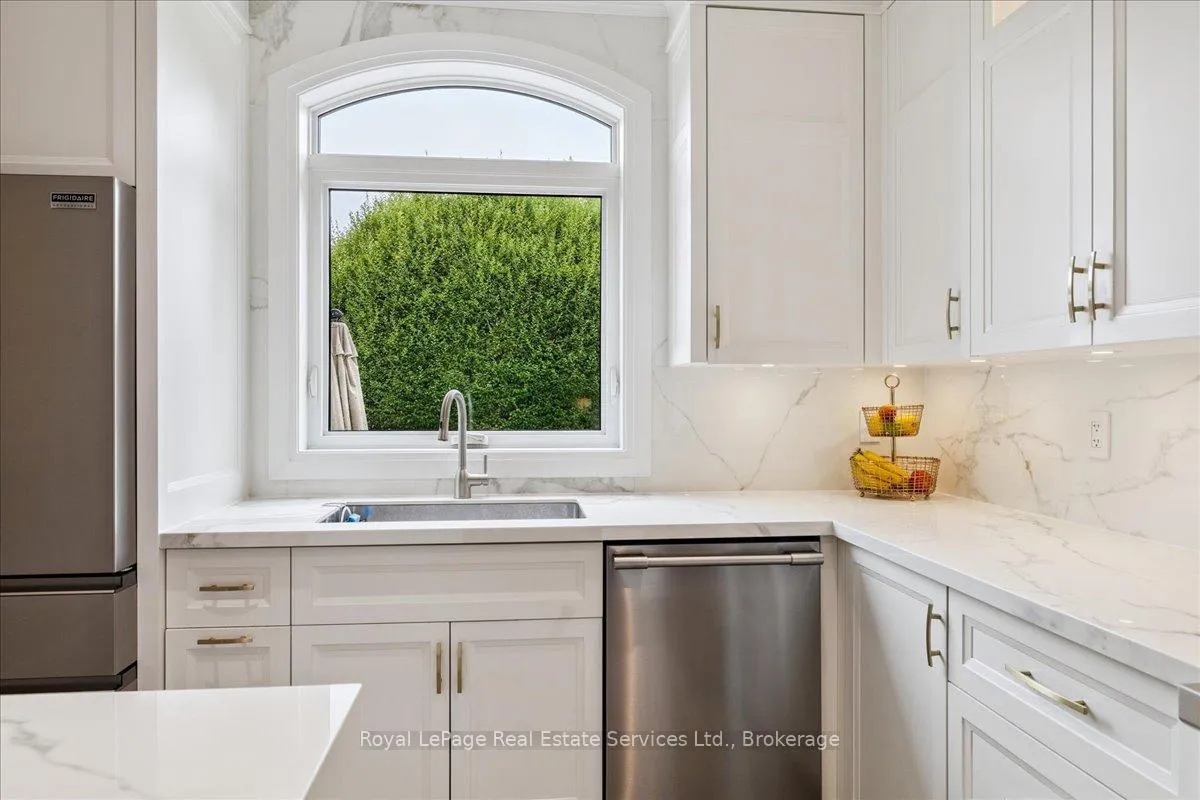 Photo 11 of 2310 Briargrove Circle, Oakville, Westmount — HOMEH