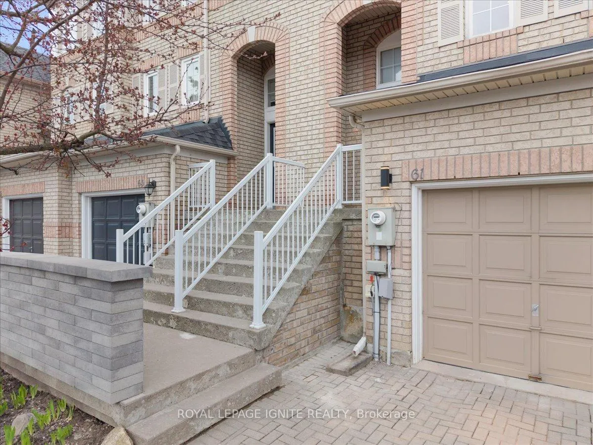 Photo 3 of 61 Baywell Crescent, Aurora, Bayview Wellington — HOMEH