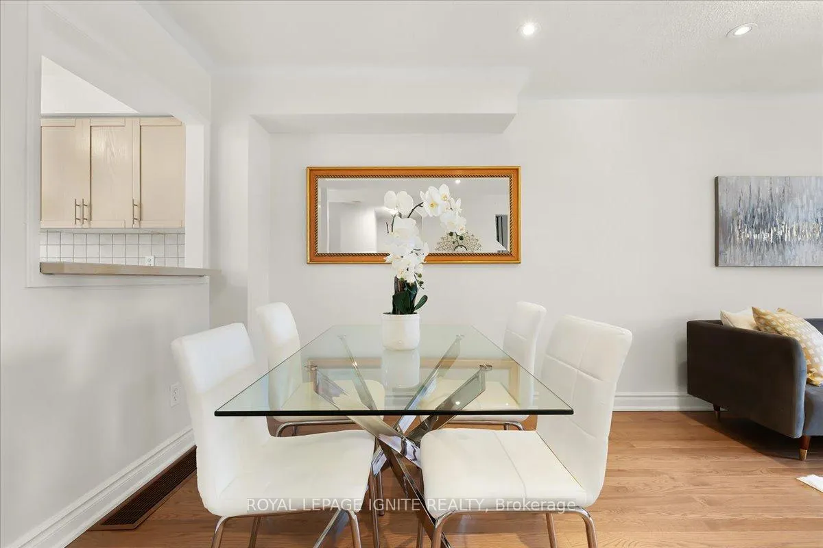 Photo 8 of 61 Baywell Crescent, Aurora, Bayview Wellington — HOMEH