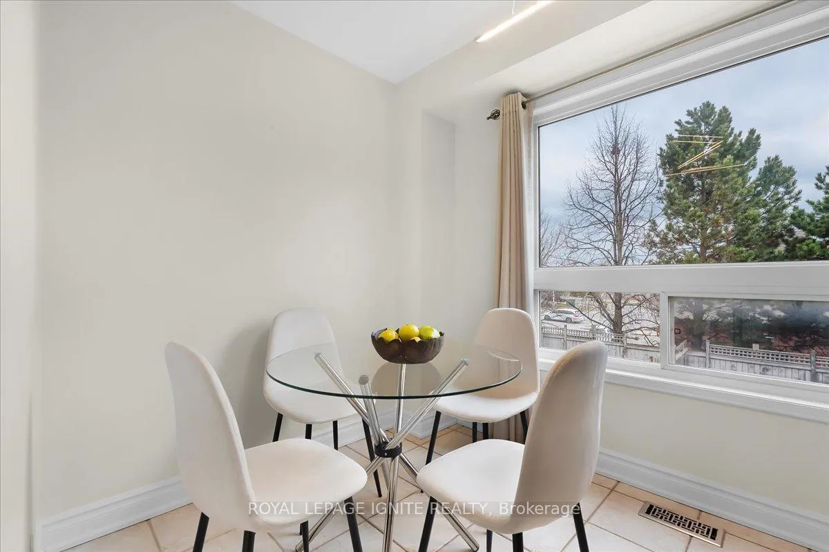 Photo 10 of 61 Baywell Crescent, Aurora, Bayview Wellington — HOMEH