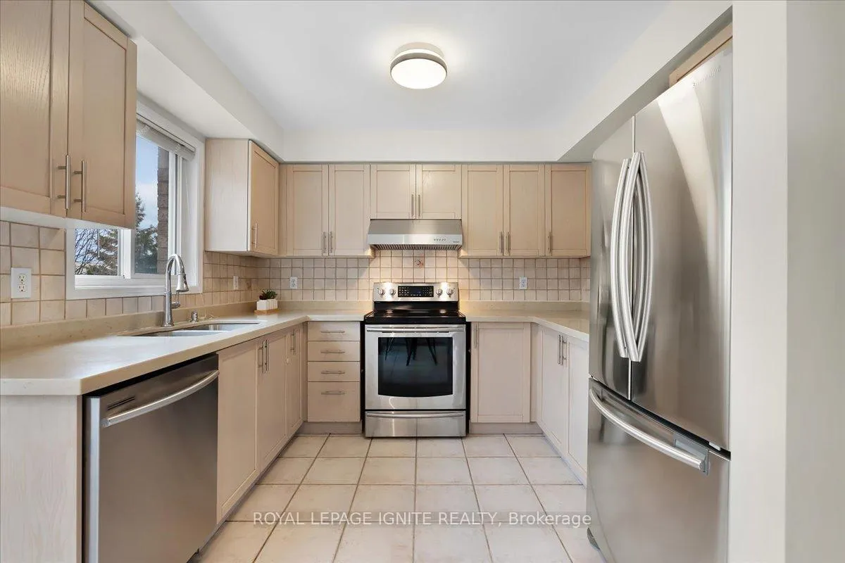 Photo 11 of 61 Baywell Crescent, Aurora, Bayview Wellington — HOMEH