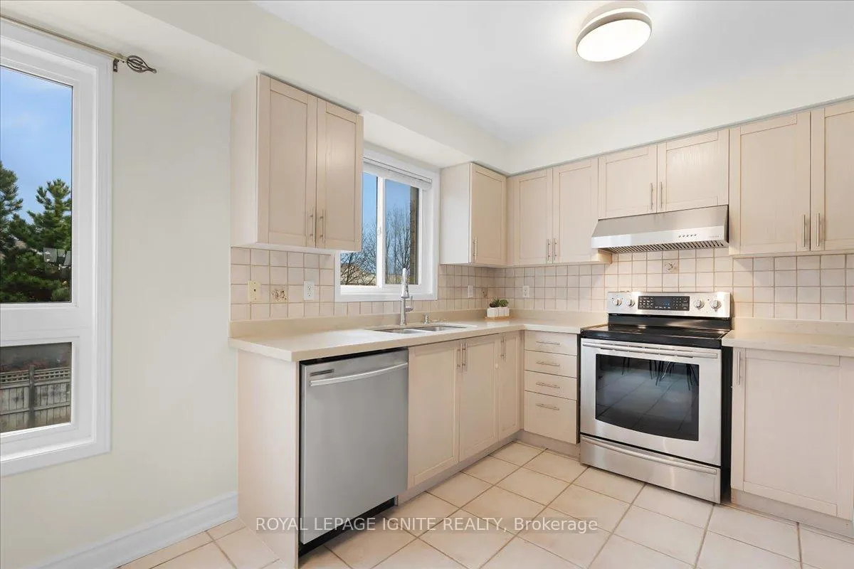 Photo 12 of 61 Baywell Crescent, Aurora, Bayview Wellington — HOMEH