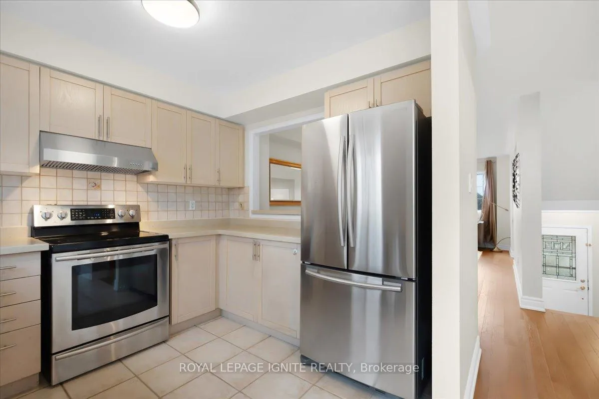 Photo 13 of 61 Baywell Crescent, Aurora, Bayview Wellington — HOMEH