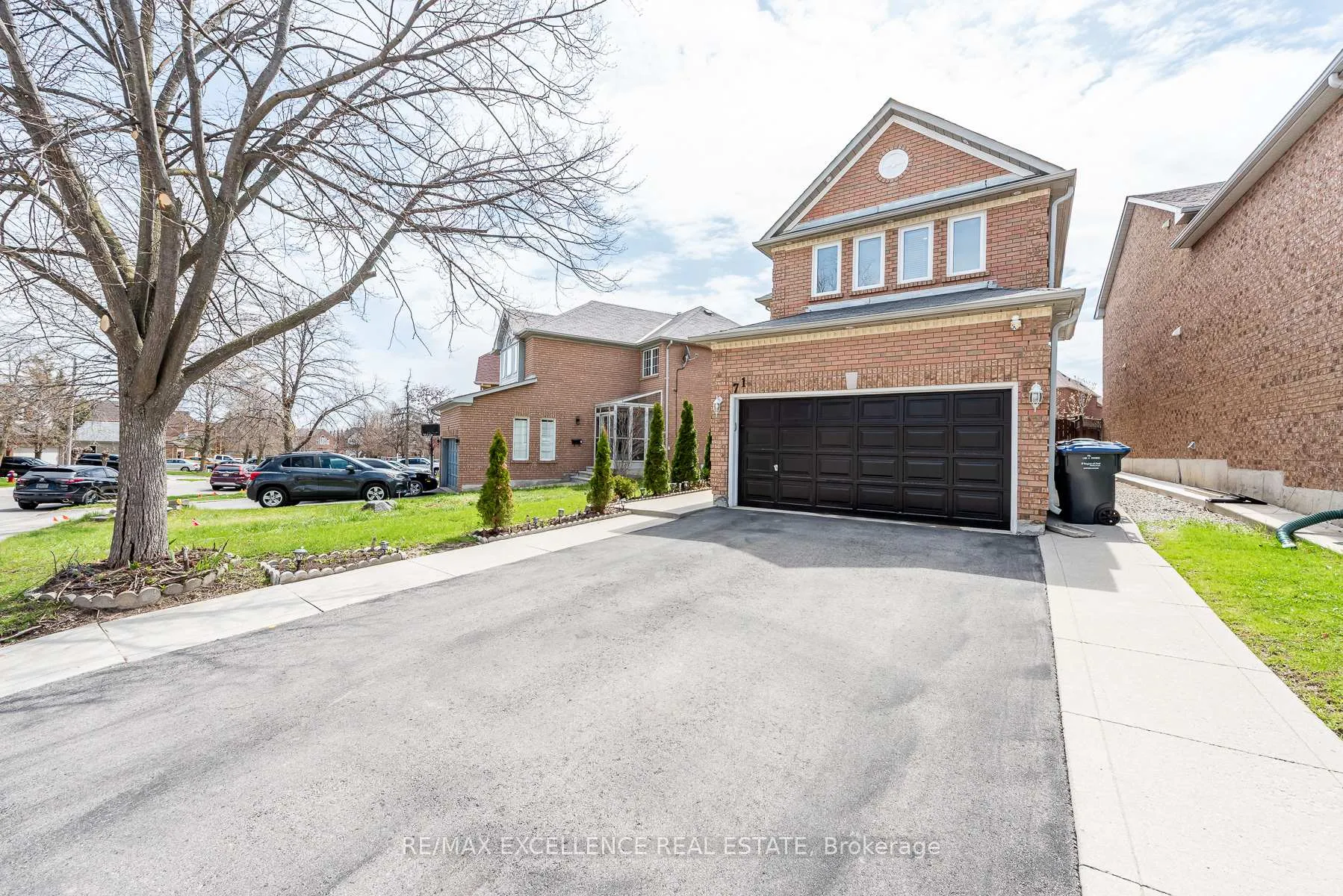 Photo 4 of 71 Rocky Mountain Crescent, Brampton, Sandringham-Wellington — HOMEH