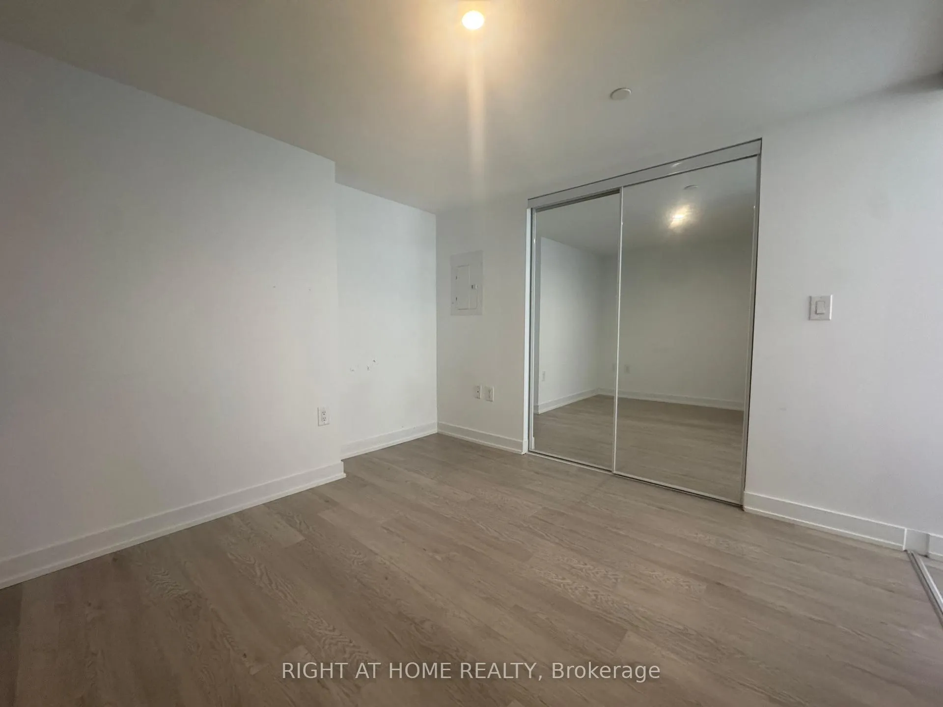 Photo 3 of Unit 322, 3 Strathgowan Avenue, Toronto, Lawrence Park South — HOMEH