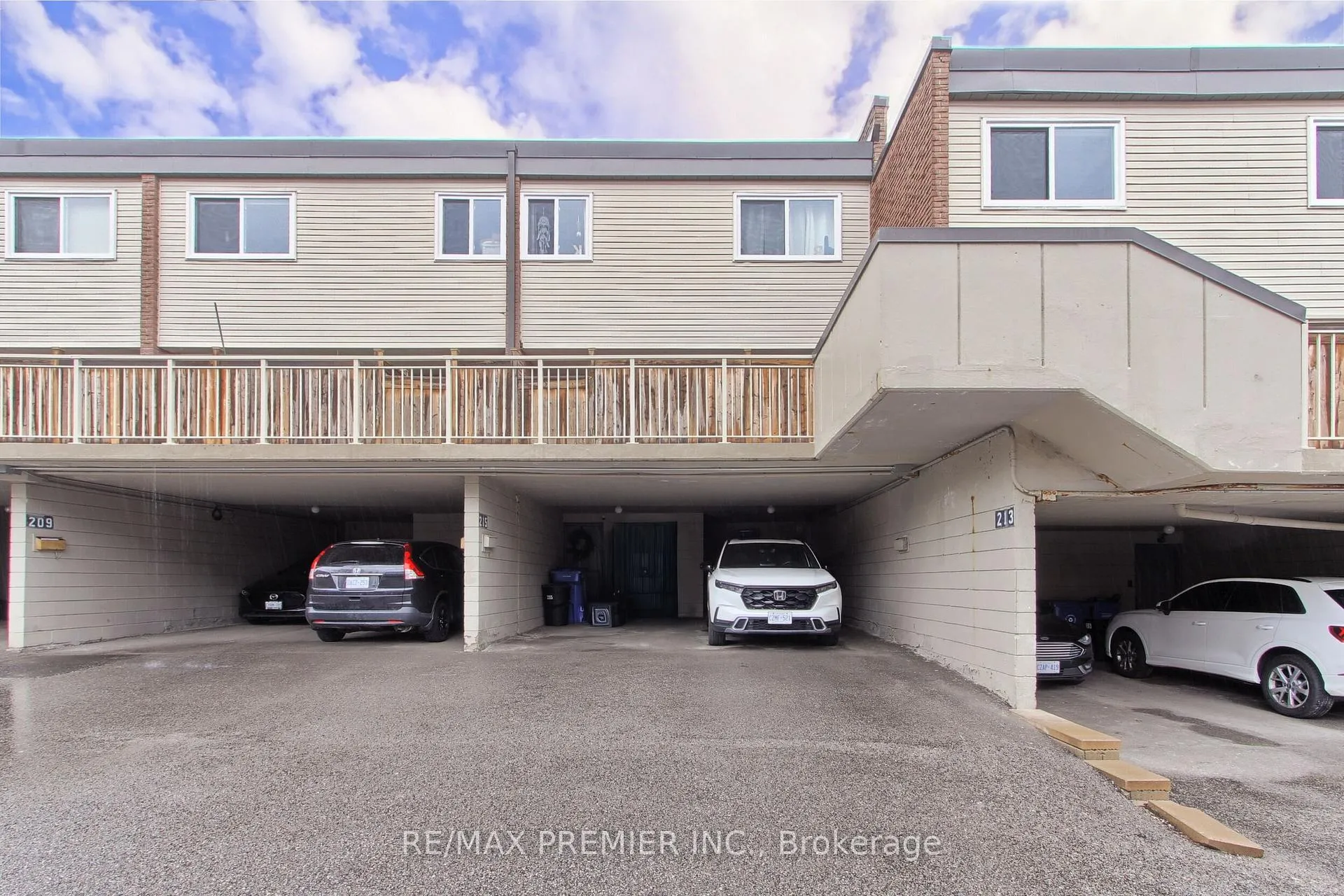 Photo 1 of 213 Milestone Crescent, Aurora, Aurora Village — HOMEH