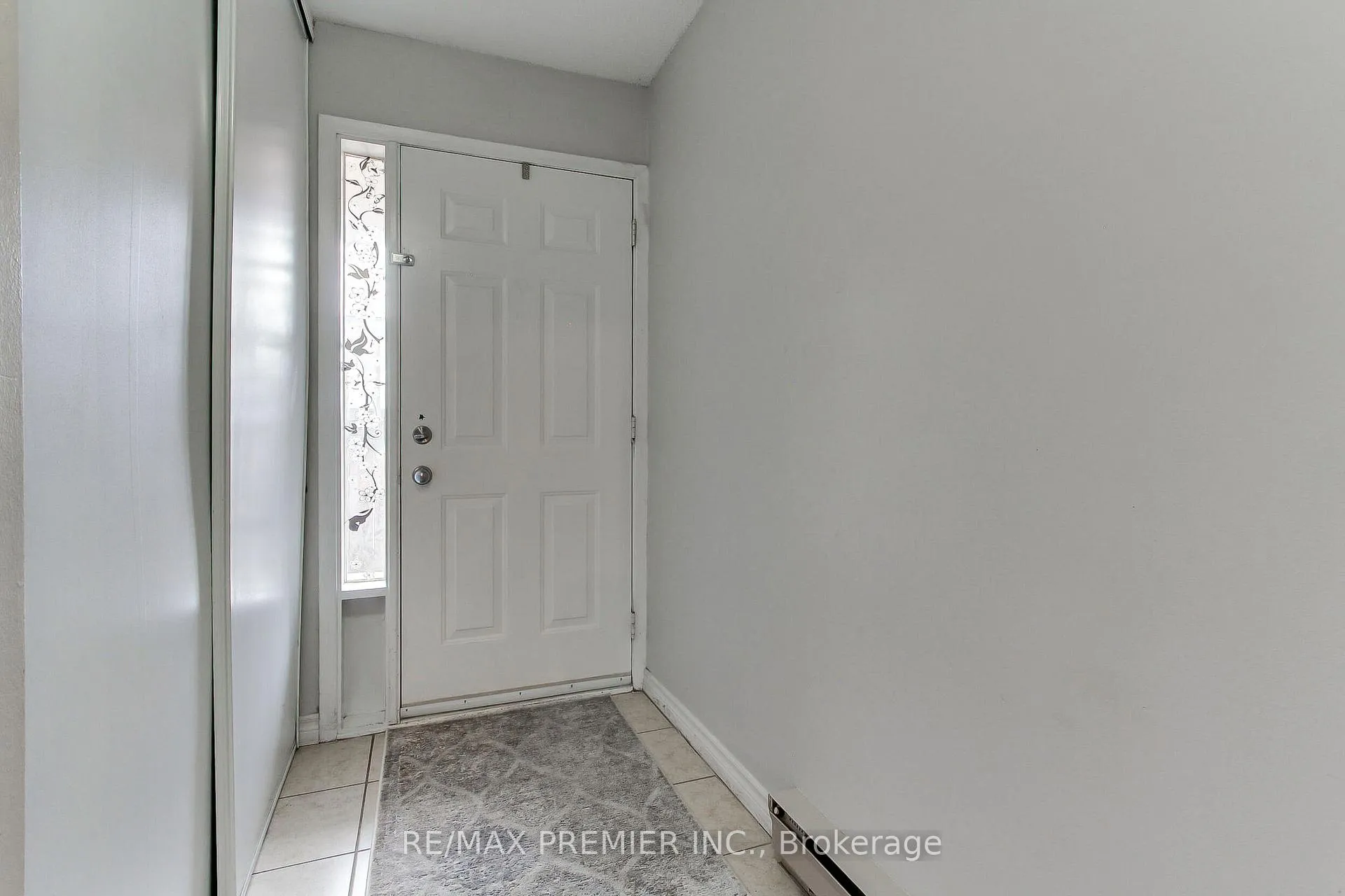 Photo 2 of 213 Milestone Crescent, Aurora, Aurora Village — HOMEH