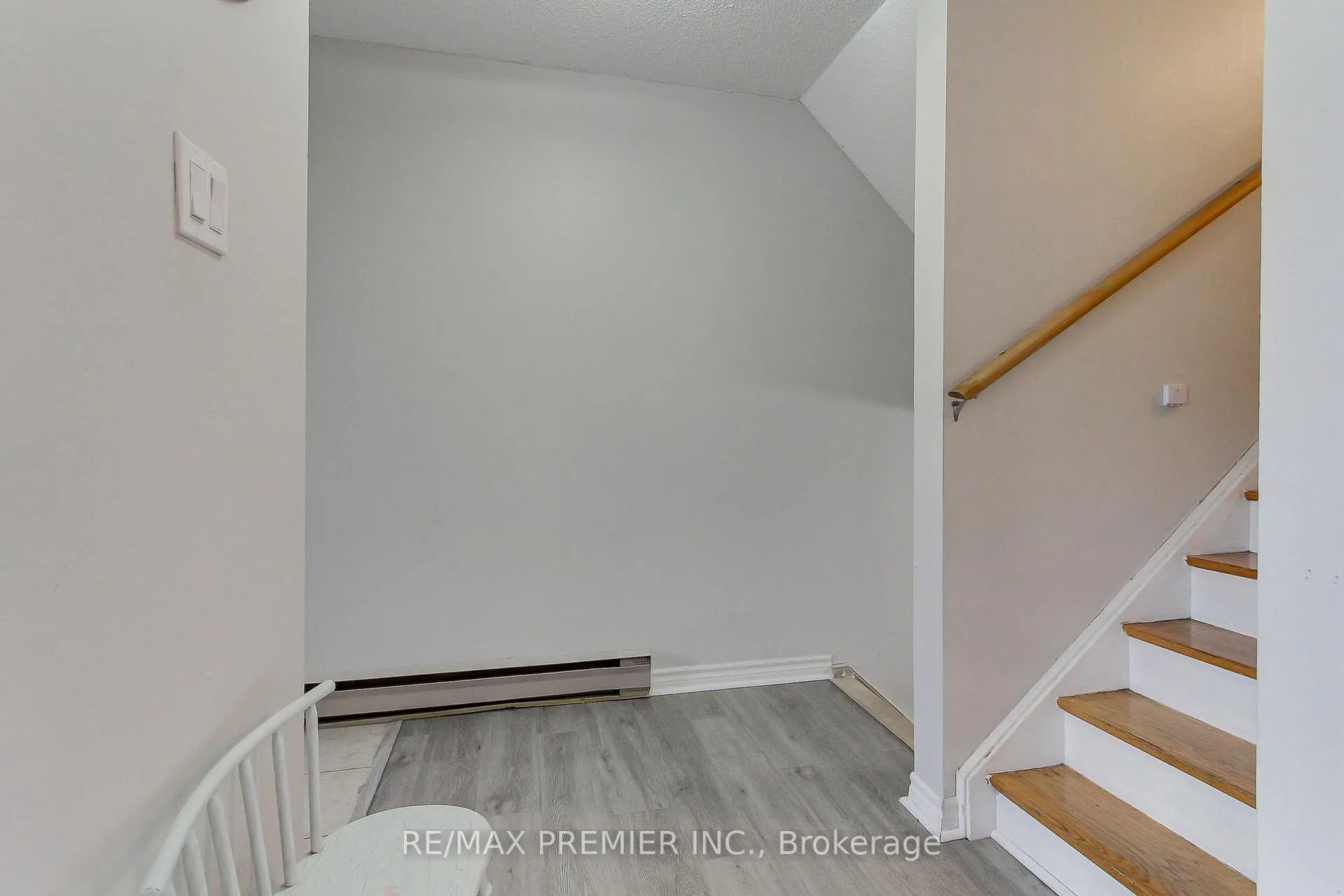 Photo 3 of 213 Milestone Crescent, Aurora, Aurora Village — HOMEH