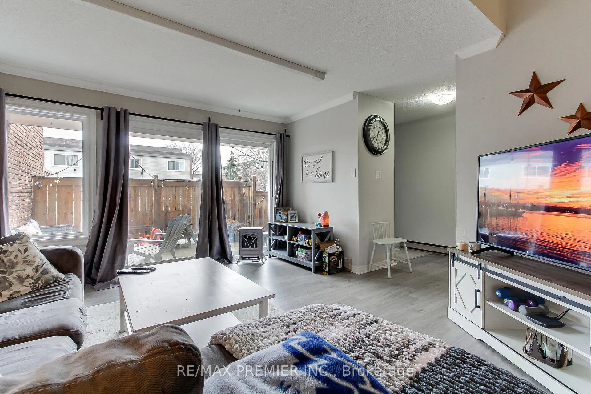 Photo 5 of 213 Milestone Crescent, Aurora, Aurora Village — HOMEH