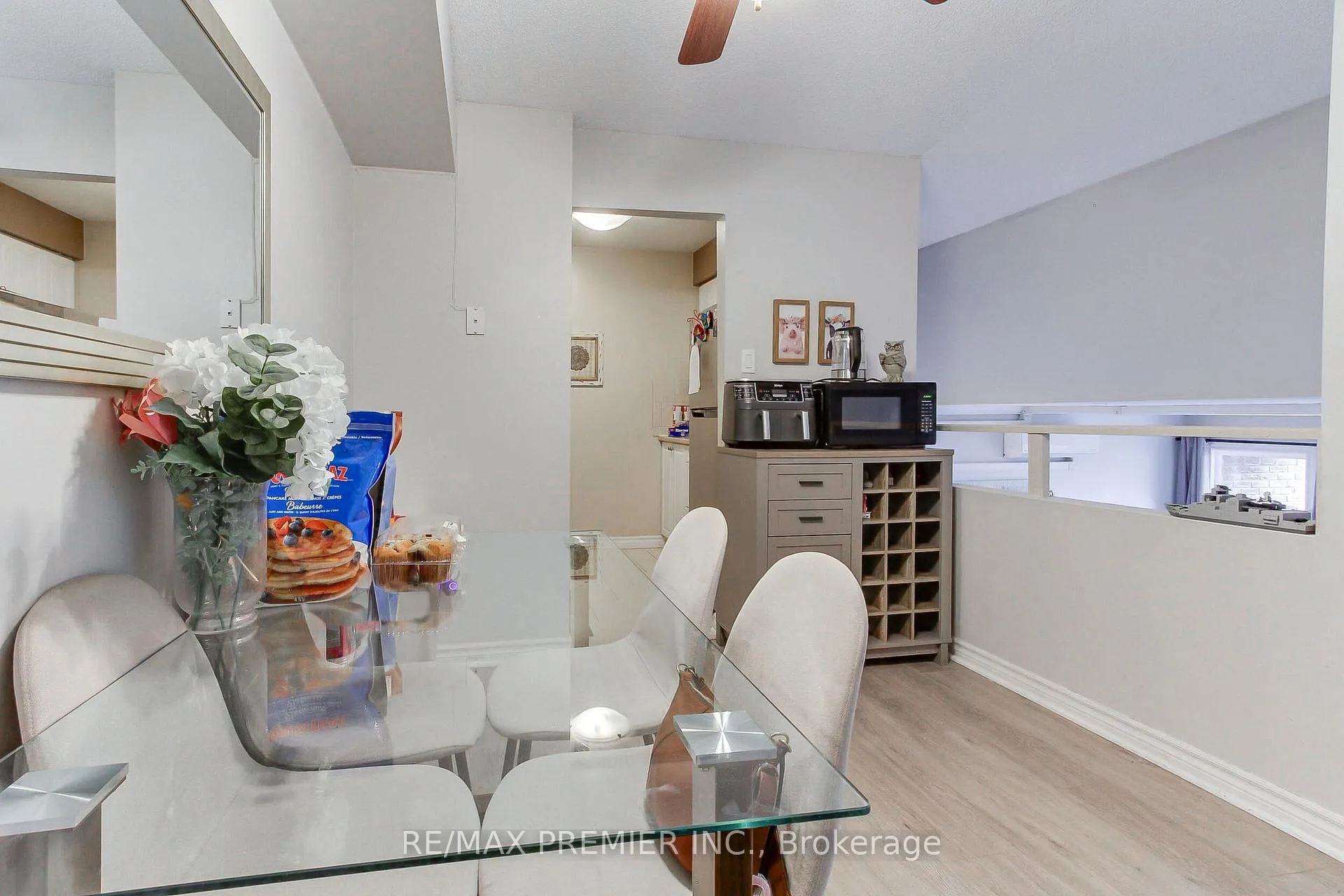 Photo 10 of 213 Milestone Crescent, Aurora, Aurora Village — HOMEH