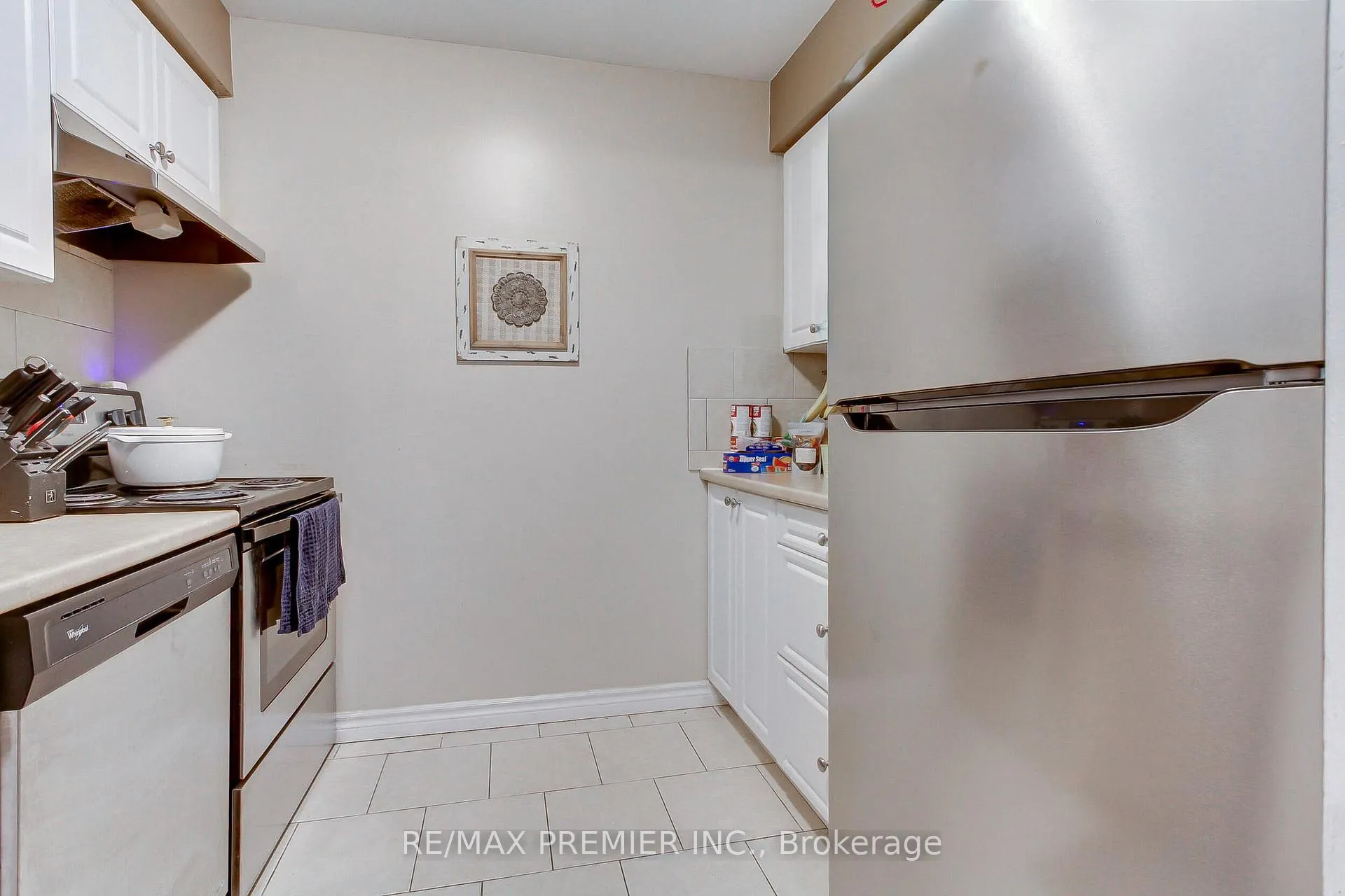 Photo 11 of 213 Milestone Crescent, Aurora, Aurora Village — HOMEH