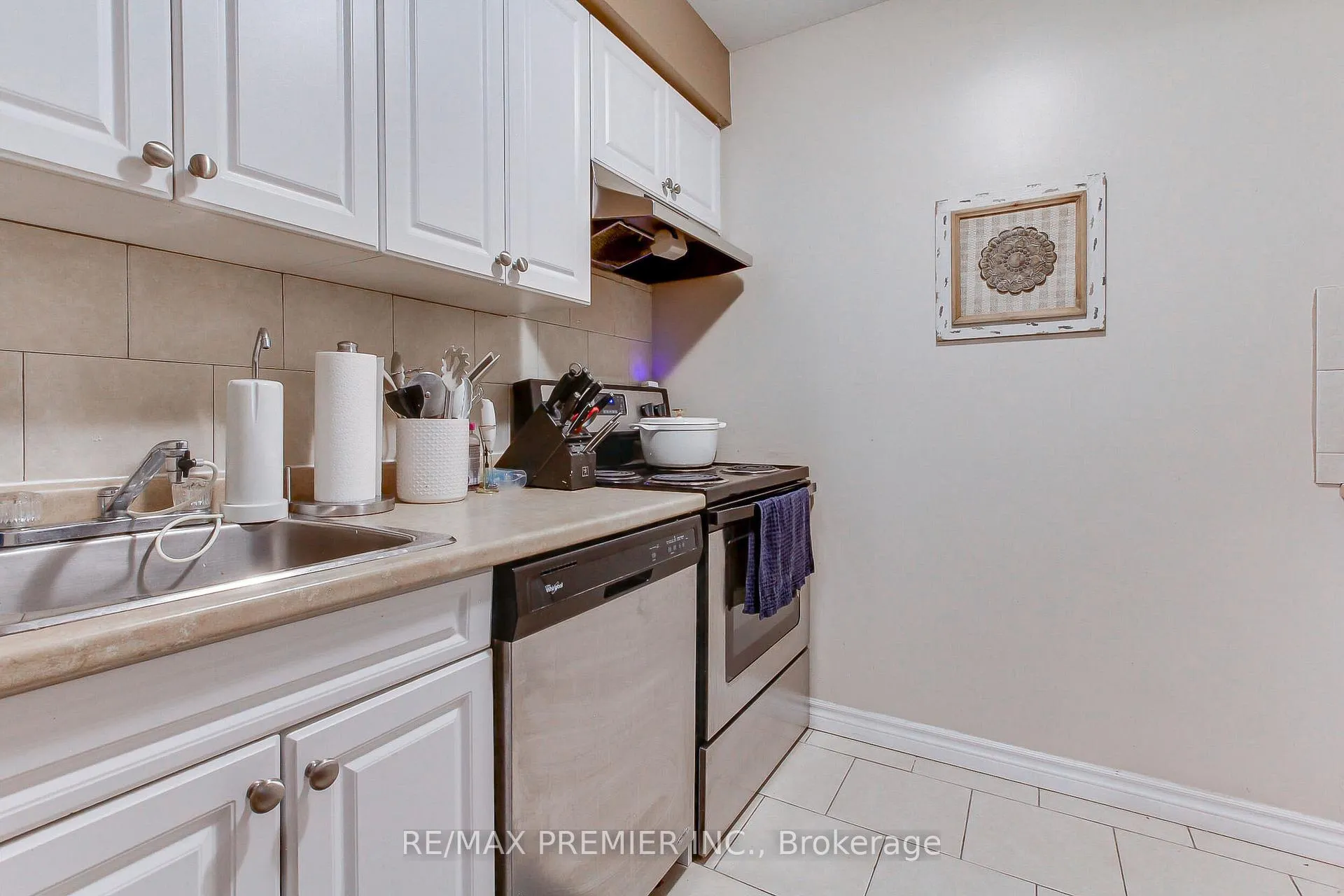 Photo 12 of 213 Milestone Crescent, Aurora, Aurora Village — HOMEH