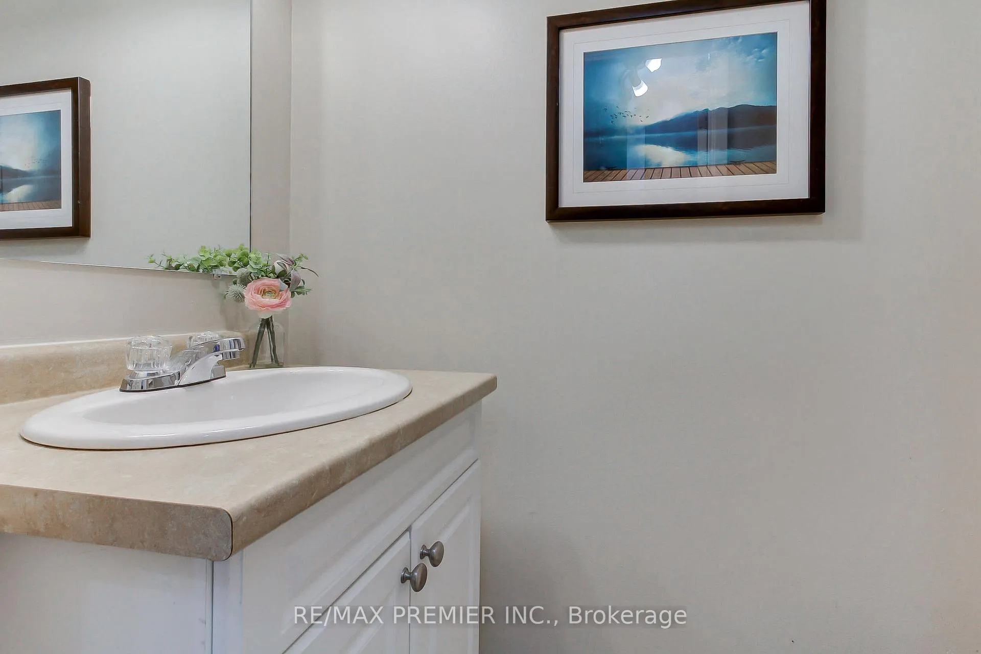 Photo 13 of 213 Milestone Crescent, Aurora, Aurora Village — HOMEH