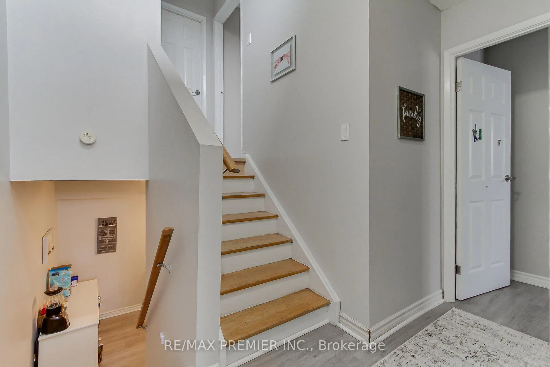 Photo 15 of 213 Milestone Crescent, Aurora, Aurora Village — HOMEH