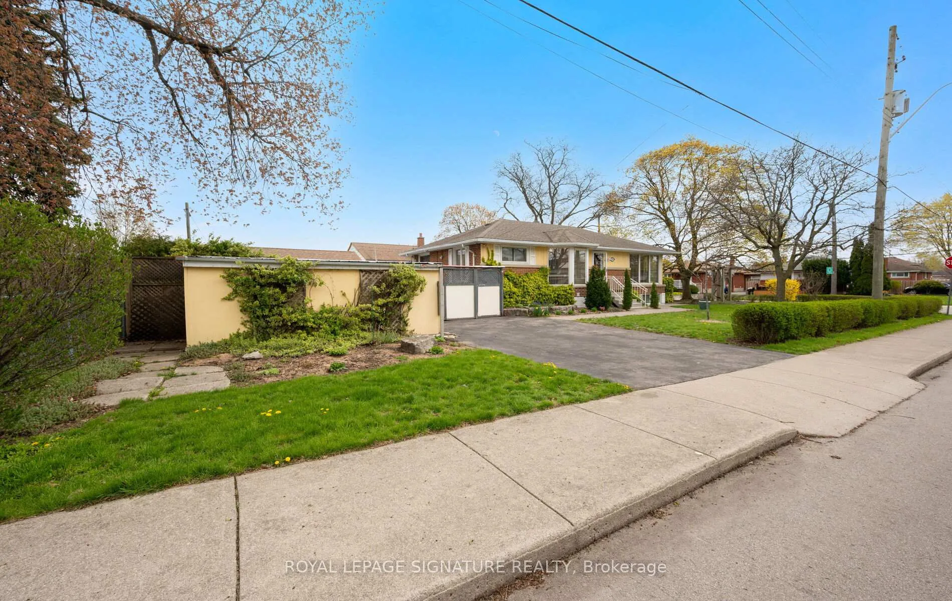 Photo 2 of 71 Grenadier Drive, Hamilton, Huntington — HOMEH