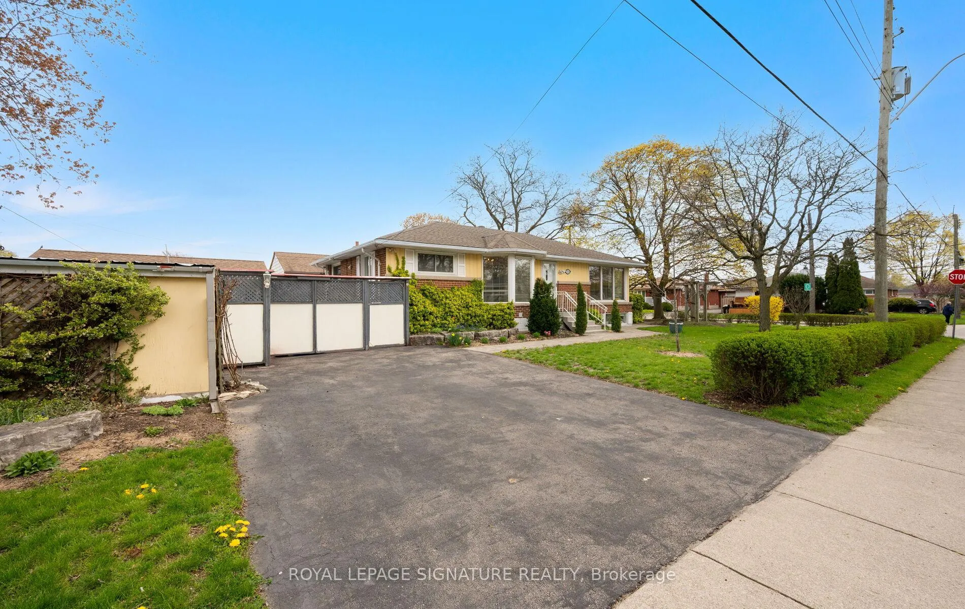 Photo 3 of 71 Grenadier Drive, Hamilton, Huntington — HOMEH