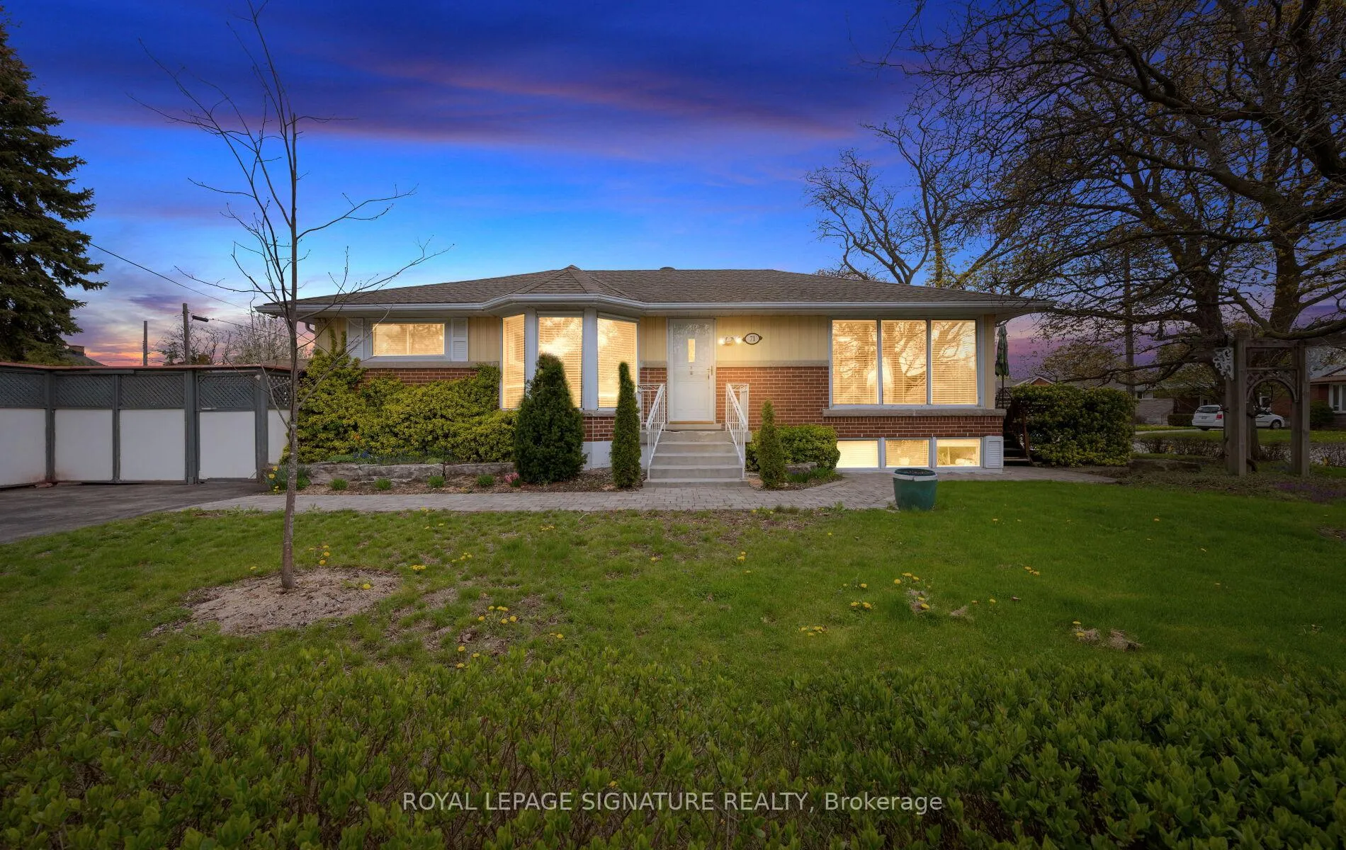 Photo 4 of 71 Grenadier Drive, Hamilton, Huntington — HOMEH