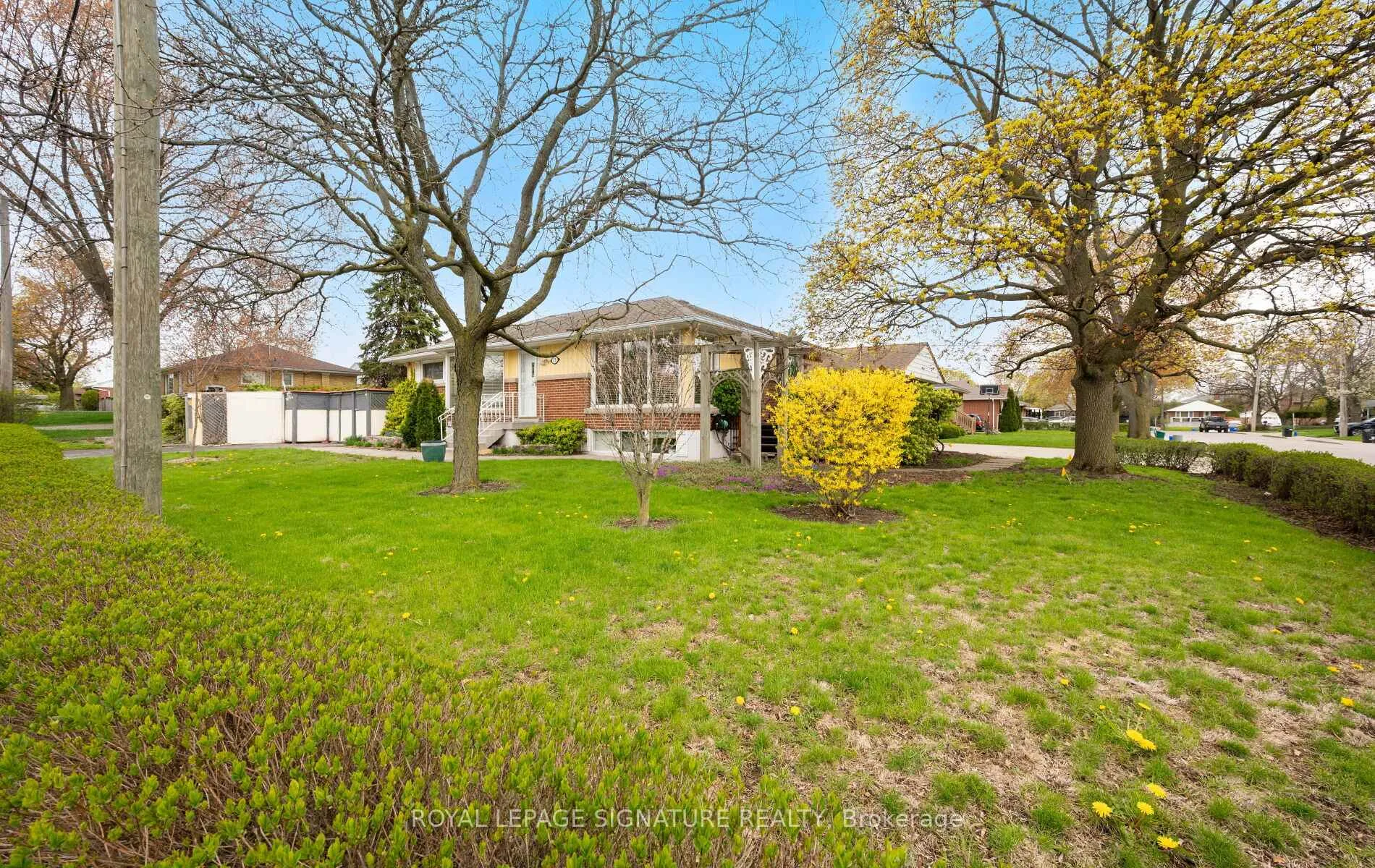 Photo 5 of 71 Grenadier Drive, Hamilton, Huntington — HOMEH