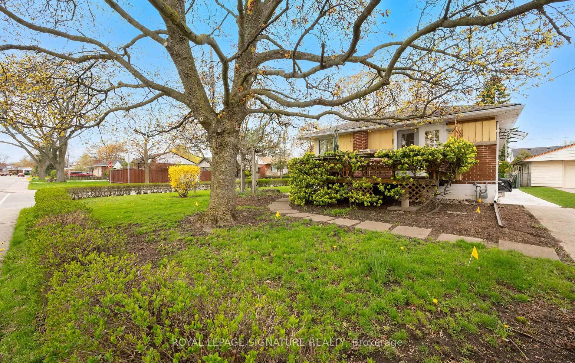Photo 6 of 71 Grenadier Drive, Hamilton, Huntington — HOMEH