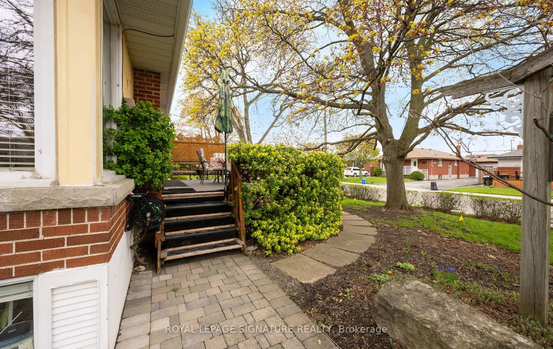Photo 43 of 71 Grenadier Drive, Hamilton, Huntington — HOMEH