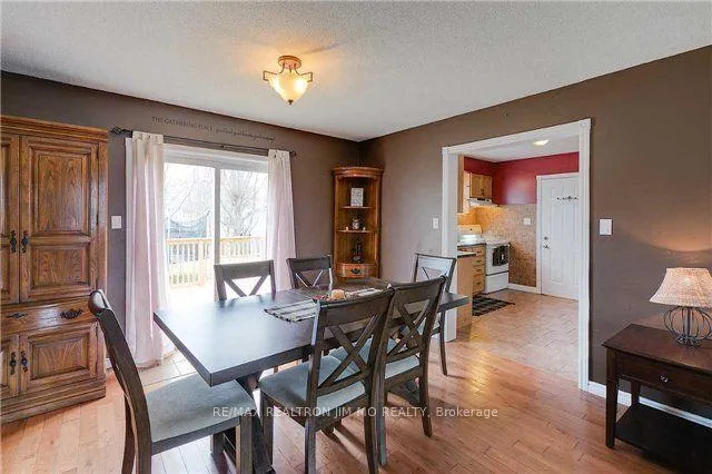 Photo 4 of 745 Third Avenue, Georgina, Historic Lakeshore Communities — HOMEH