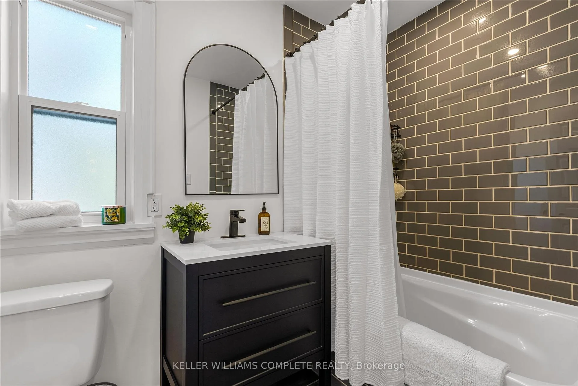 Photo 17 of 39 Fairleigh Avenue N, Hamilton, Gibson — HOMEH