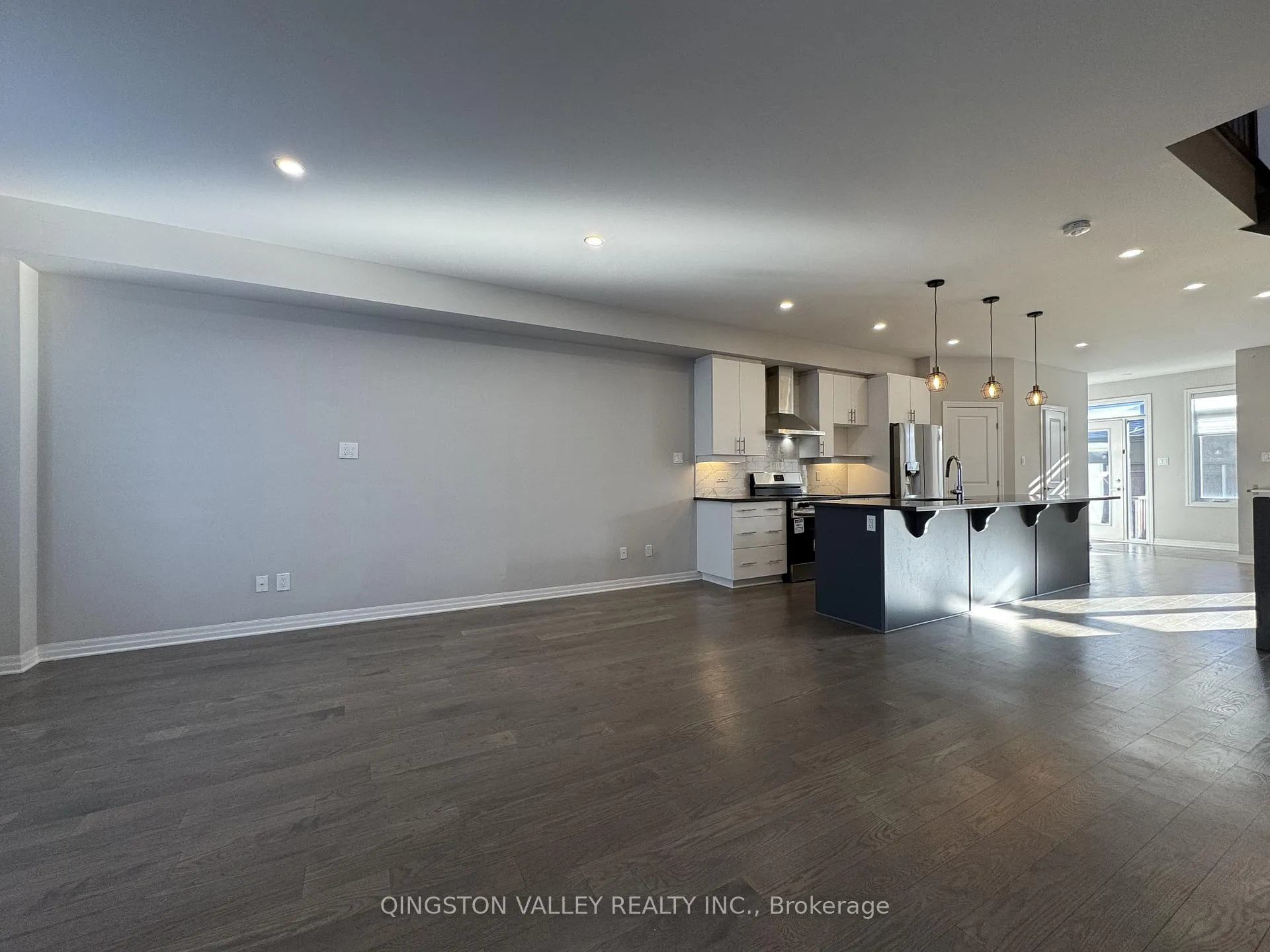 Photo 2 of 646 Mikinak Road, Ottawa, CFB Rockcliffe and Area — HOMEH
