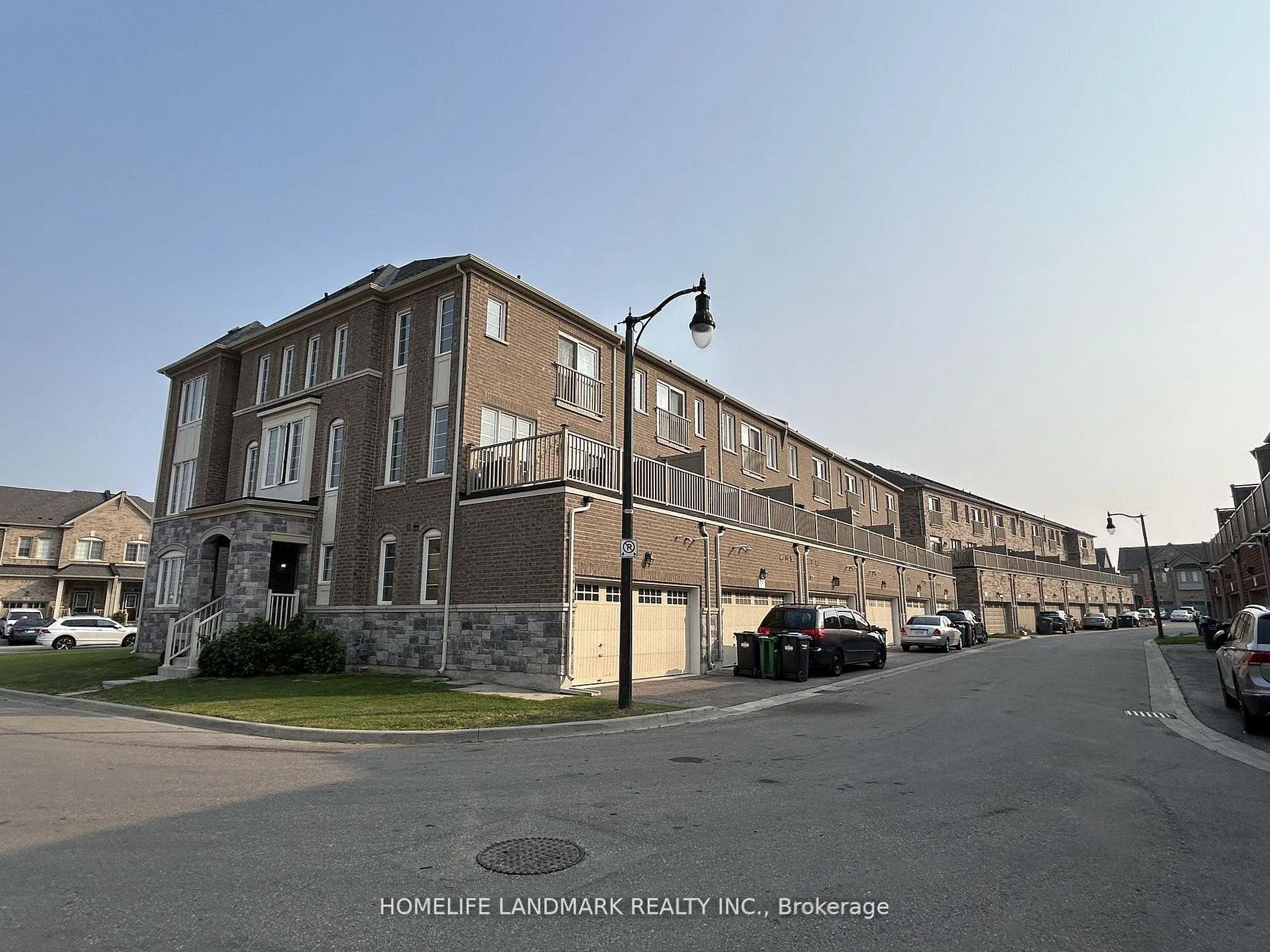 Photo 4 of 3 Temple Manor Road, Brampton, Bram West — HOMEH