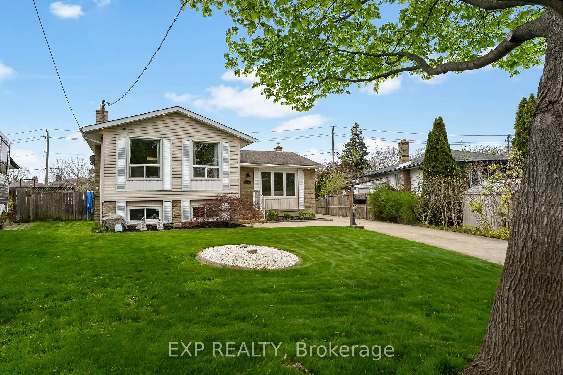 Photo 3 of 64 Carriage Road, St. Catharines, Secord Woods — HOMEH