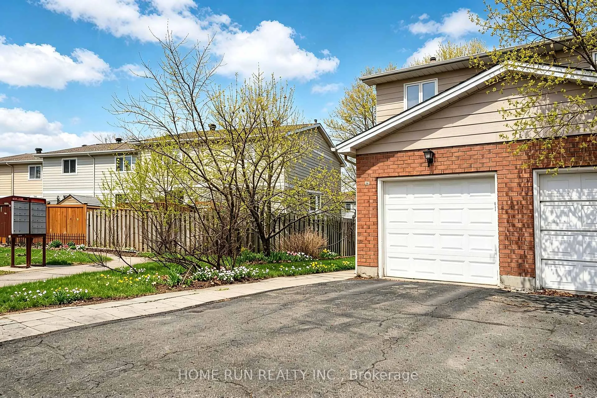 Photo 3 of 30 Sturbridge Private, Ottawa, Hunt Club Park/Greenboro — HOMEH