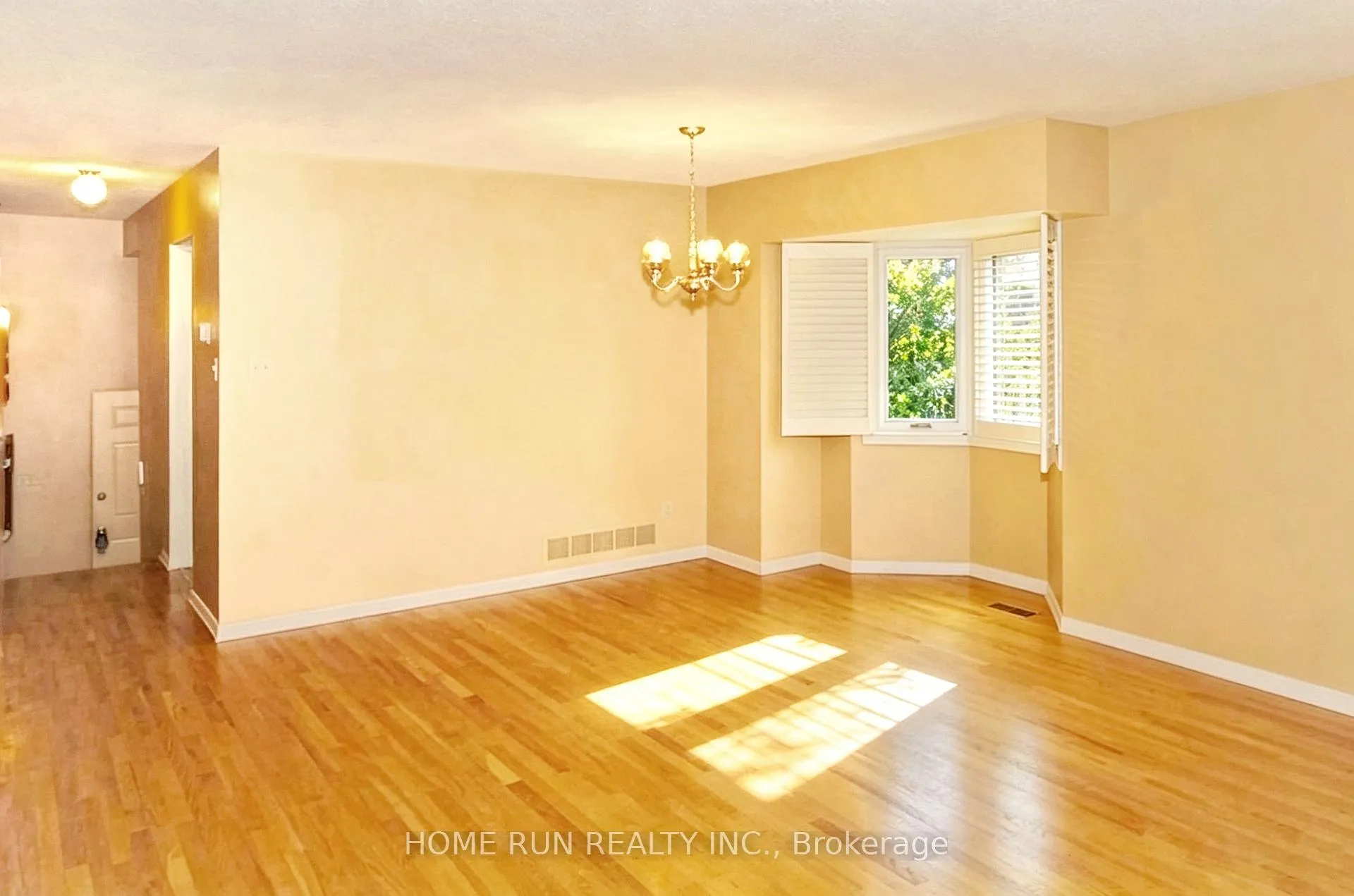 Photo 5 of 30 Sturbridge Private, Ottawa, Hunt Club Park/Greenboro — HOMEH