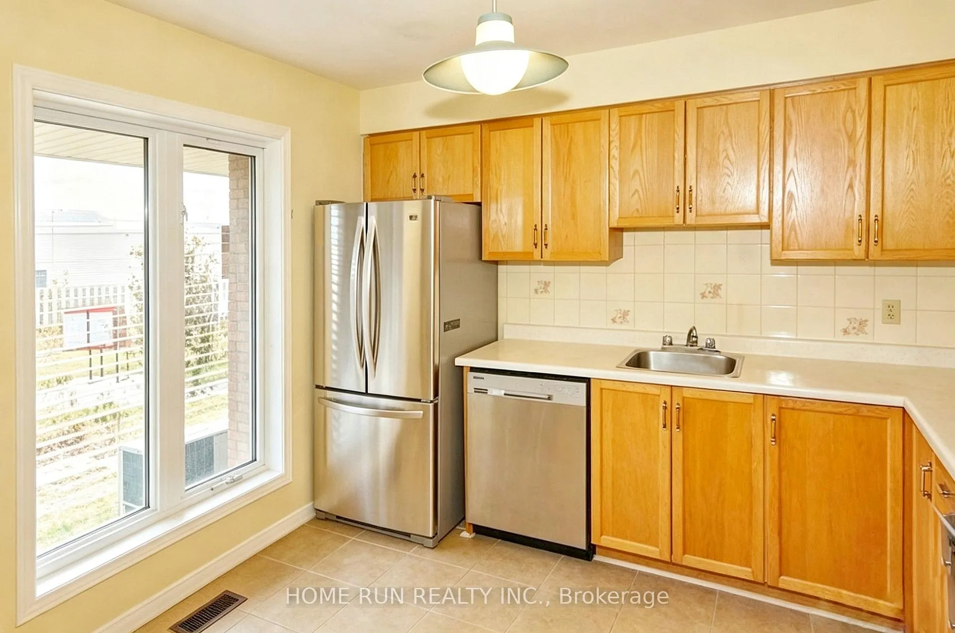 Photo 6 of 30 Sturbridge Private, Ottawa, Hunt Club Park/Greenboro — HOMEH