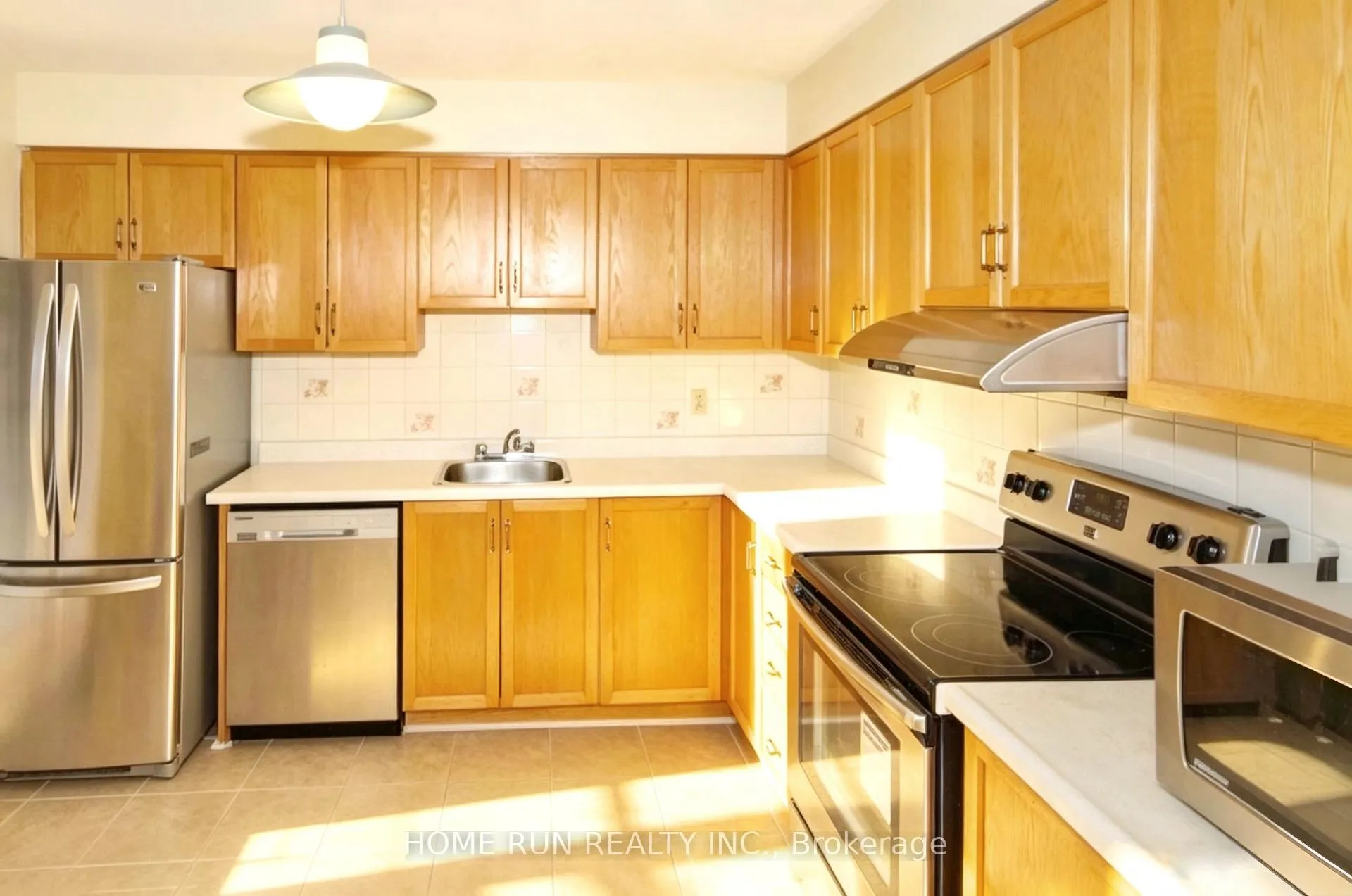 Photo 7 of 30 Sturbridge Private, Ottawa, Hunt Club Park/Greenboro — HOMEH