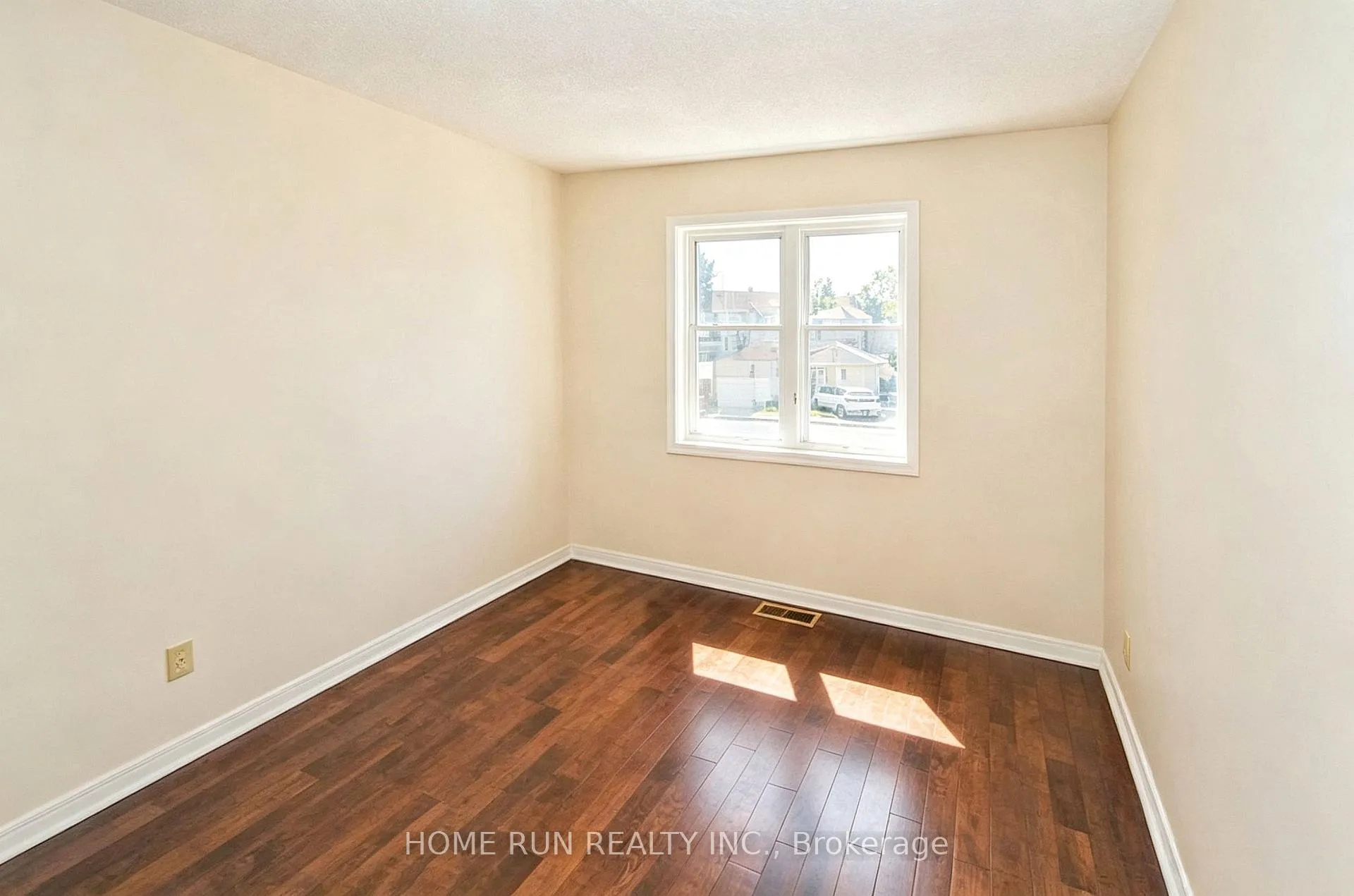 Photo 13 of 30 Sturbridge Private, Ottawa, Hunt Club Park/Greenboro — HOMEH