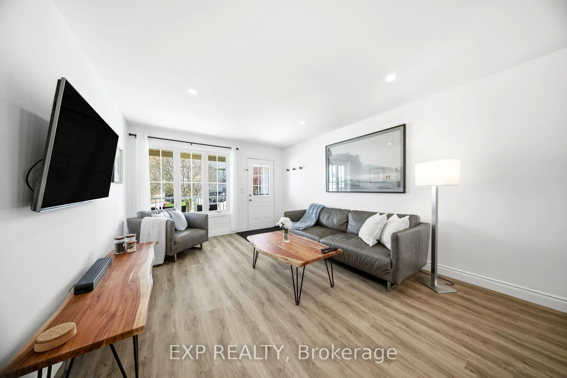 Photo 6 of 679 Zermatt Drive, Waterloo — HOMEH