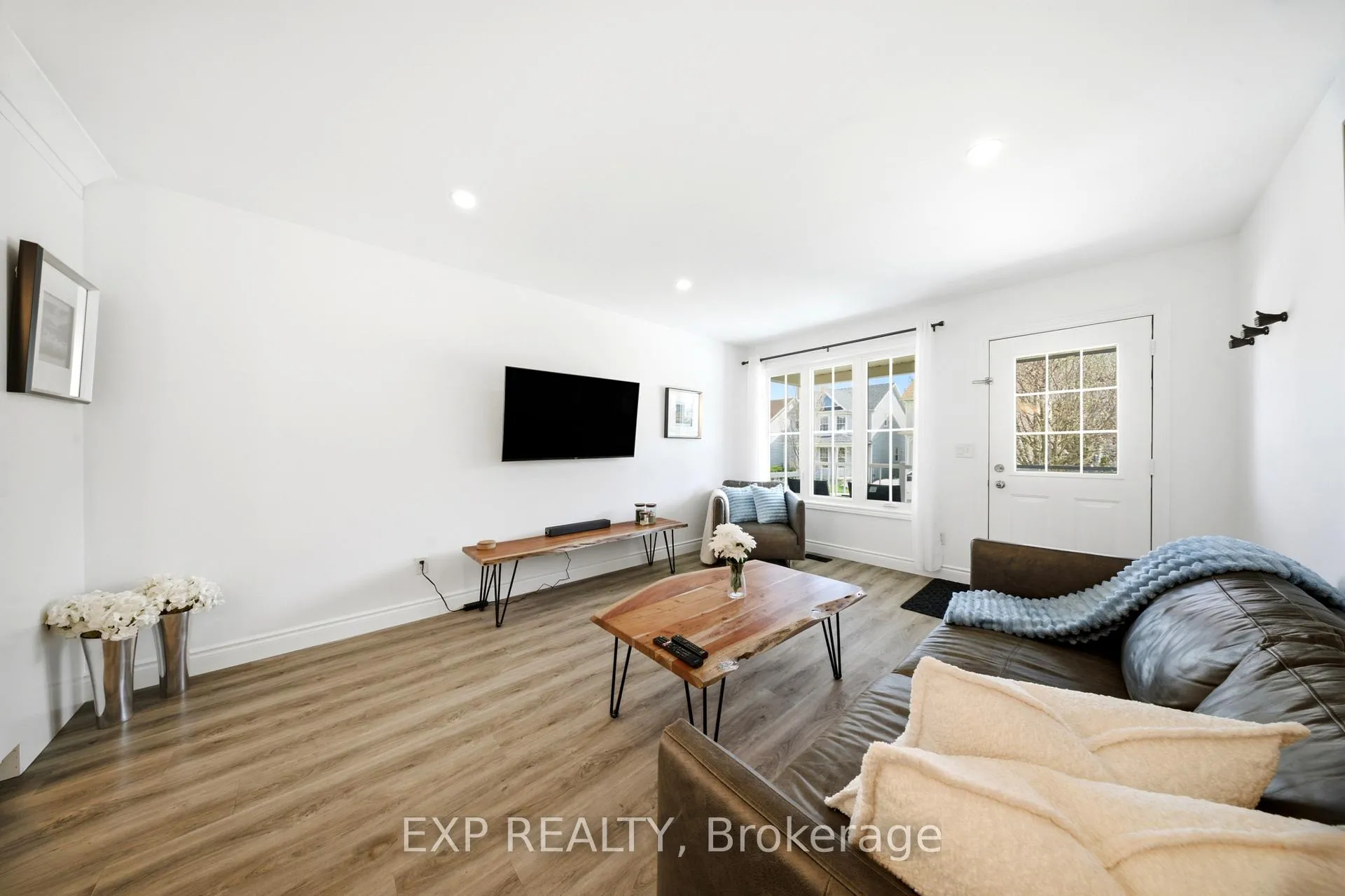 Photo 8 of 679 Zermatt Drive, Waterloo — HOMEH