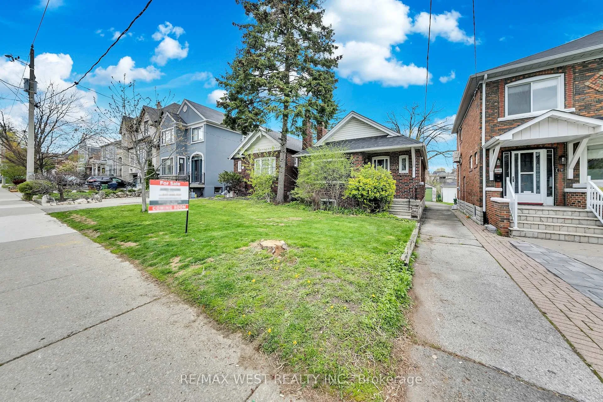 Front of 284 Fairlawn Avenue