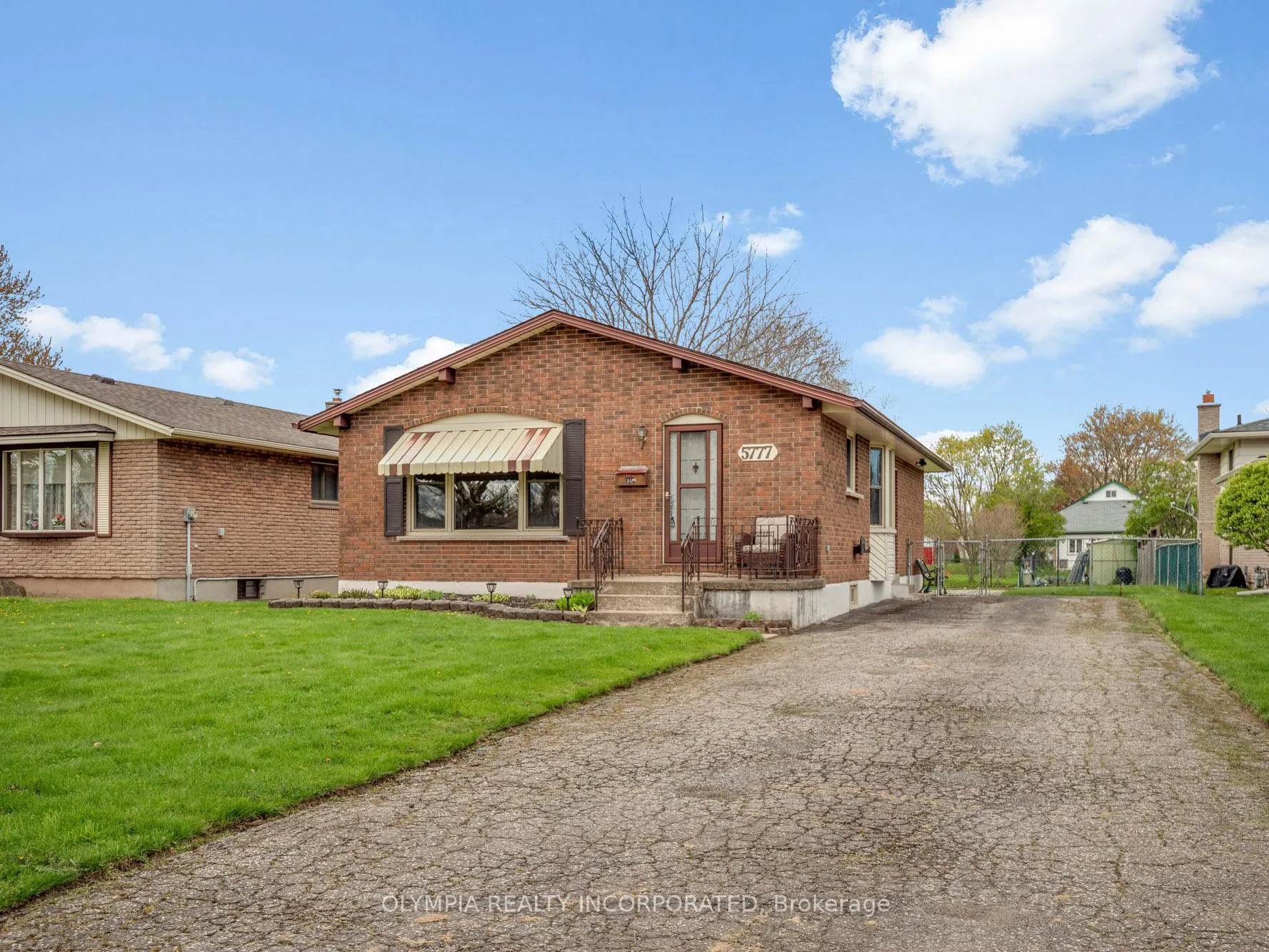 Front of 5777 Sunnylea Crescent